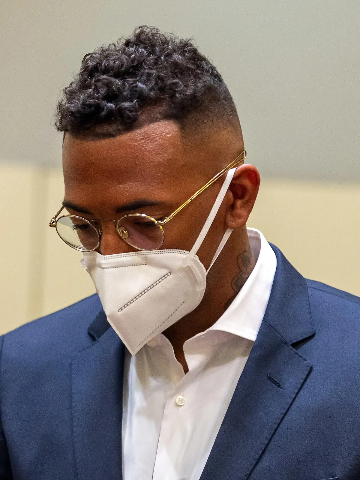 dpatopbilder - 09.09.2021, Bayern, München: Der Fußball-Profi und ehemalige Nationalspieler Jerome Boateng steht zu Beginn des Prozesses gegen ihn im Amtsgericht München. Gegen Boateng wird wegen des Vorwurfs der Körperverletzung verhandelt. Boateng wurde verurteilt,  das Amtsgericht verhängte eine Geldstrafe von 60 Tagessätzen zu je 30 000 Euro. Foto: Peter Kneffel/dpa +++ dpa-Bildfunk +++