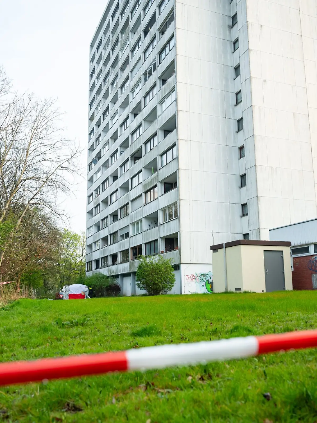 Bild zu: "Im Streit aus Hochhaus geschubst? Fünf Personen zwischen 16 und 22 Jahren festgenommen"