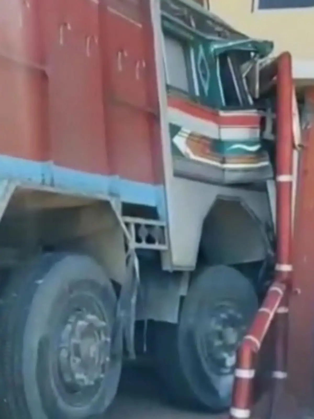 Bild zu: "LKW rast mit Vollgas in Mautstelle"