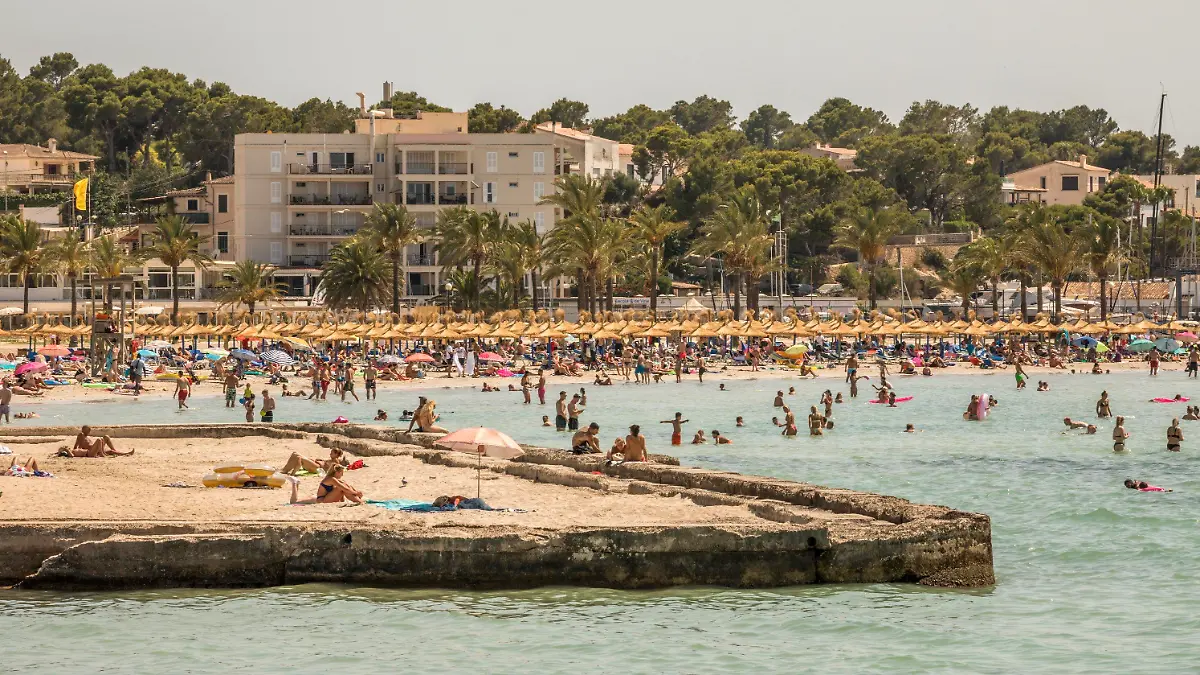 21.07.2021, Spanien, Arenal: Badegäste genießen das gute Wetter am Strand von S'Arenal. In Spanien wird die Lage seit Ende Juni immer schlechter. Auf den Balearen mit Mallorca als liebste Urlaubsinsel der Deutschen stiegen die Zahlen schneller als je zuvor seit dem Ausbruch Corona-Pandemie. Foto: John-Patrick Morarescu/ZUMA Press Wire/dpa +++ dpa-Bildfunk +++