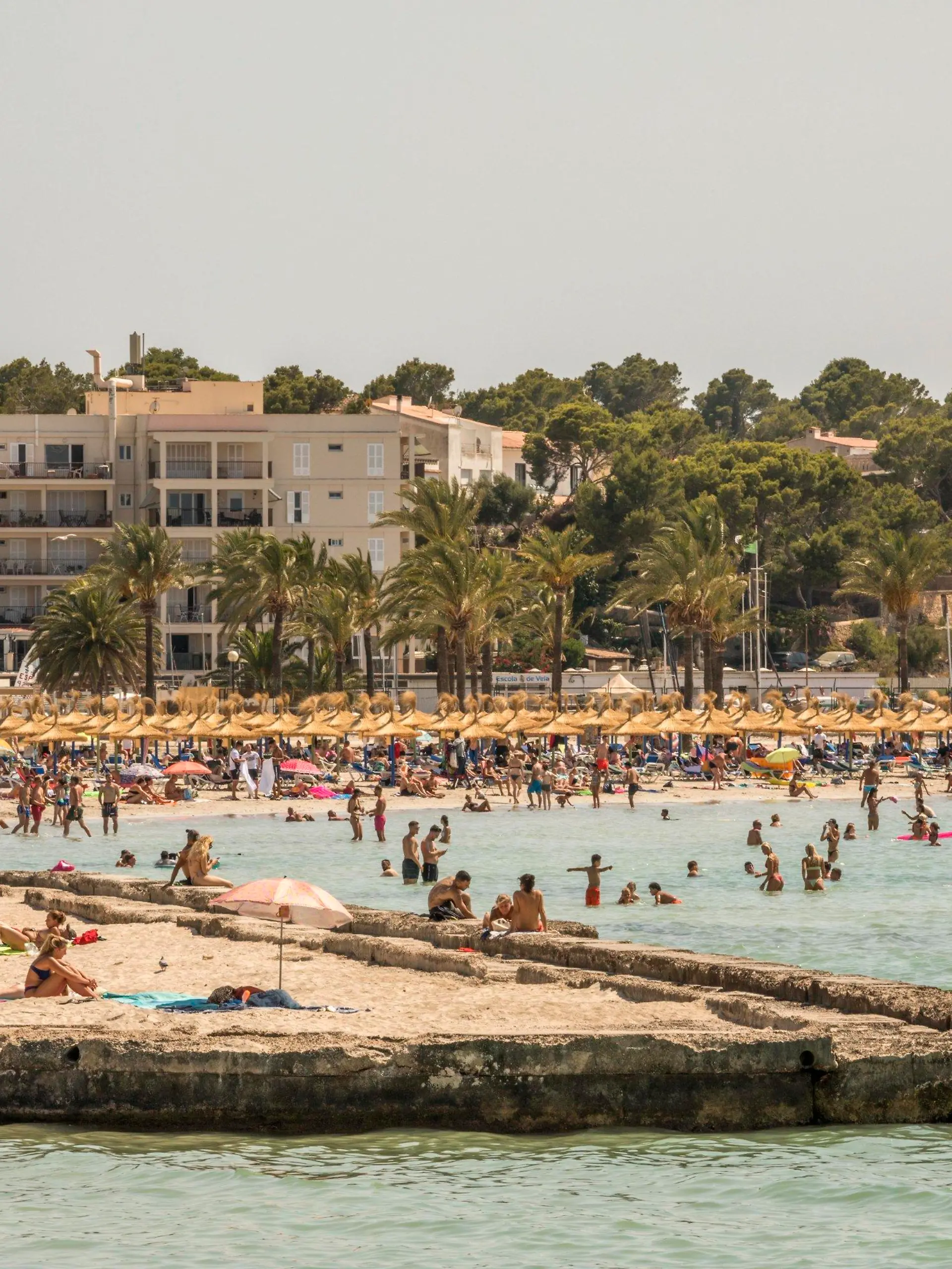 21.07.2021, Spanien, Arenal: Badegäste genießen das gute Wetter am Strand von S'Arenal. In Spanien wird die Lage seit Ende Juni immer schlechter. Auf den Balearen mit Mallorca als liebste Urlaubsinsel der Deutschen stiegen die Zahlen schneller als je zuvor seit dem Ausbruch Corona-Pandemie. Foto: John-Patrick Morarescu/ZUMA Press Wire/dpa +++ dpa-Bildfunk +++
