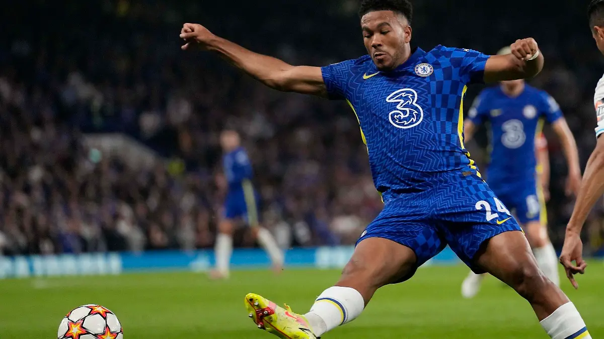 Chelsea's Reece James, left, challenges for the ball with Zenit's Douglas Santos during the Champions League Group H soccer match between Chelsea and Zenit St Petersburg at Stamford Bridge stadium in London Tuesday, Sept. 14, 2021. (AP Photo/Kirsty Wigglesworth)