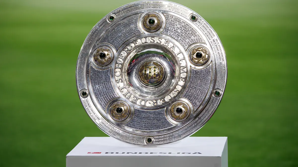ARCHIV - 08.05.2022, Bayern, München: Endspurt um die Deutsche Meisterschaft. Fußball: Bundesliga, Bayern München - VfB Stuttgart, 33. Spieltag 2021/22, Allianz Arena. Die Meisterschale ist vor Spielbeginn auf einem Podest zu sehen. Am kommenden Wochenende ist die Original-Meisterschale in Dortmund. (zu dpa: «Original-Meisterschale am Samstag in Dortmund») Foto: Matthias Balk/dpa +++ dpa-Bildfunk +++
