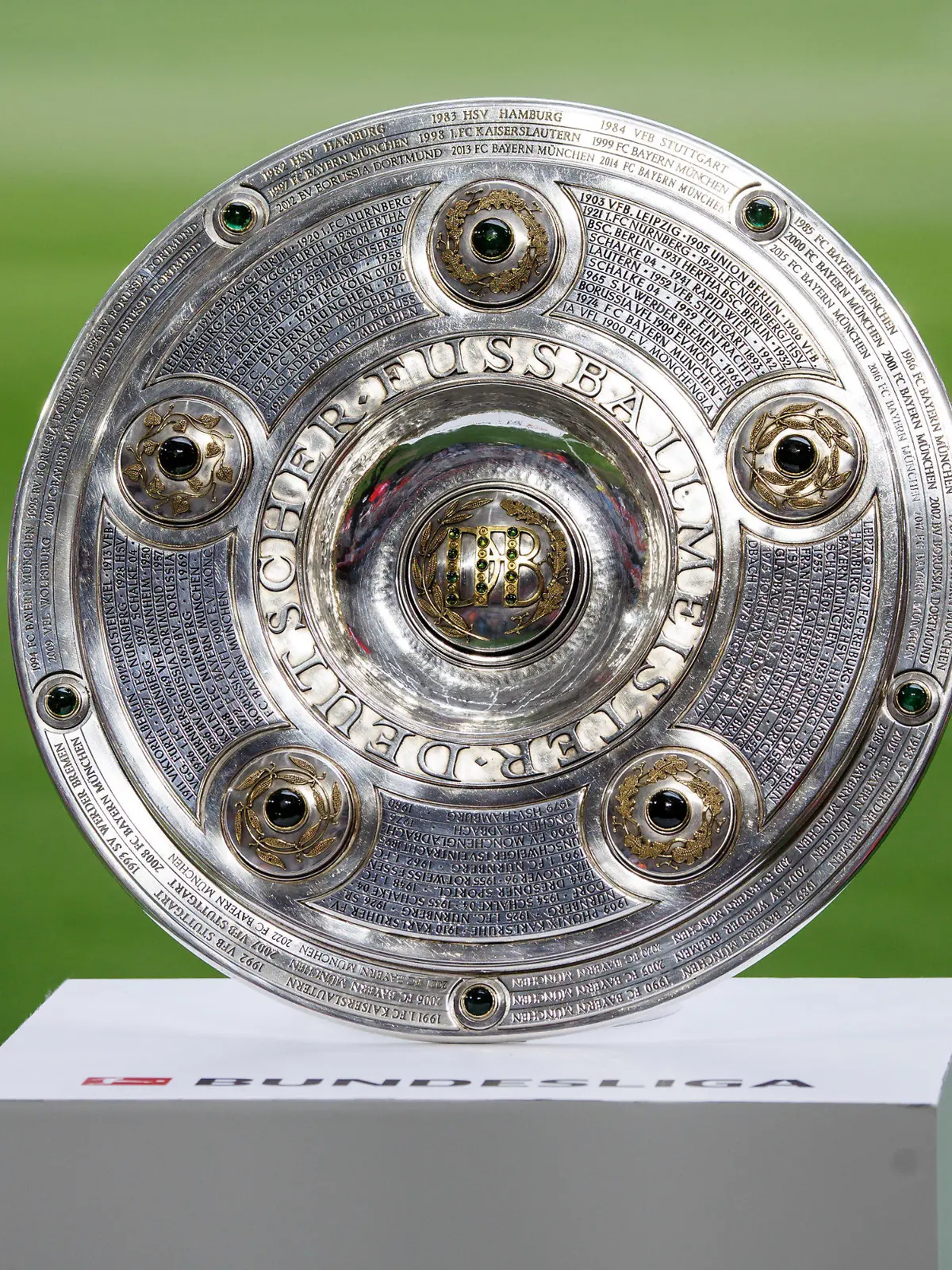ARCHIV - 08.05.2022, Bayern, München: Endspurt um die Deutsche Meisterschaft. Fußball: Bundesliga, Bayern München - VfB Stuttgart, 33. Spieltag 2021/22, Allianz Arena. Die Meisterschale ist vor Spielbeginn auf einem Podest zu sehen. Am kommenden Wochenende ist die Original-Meisterschale in Dortmund. (zu dpa: «Original-Meisterschale am Samstag in Dortmund») Foto: Matthias Balk/dpa +++ dpa-Bildfunk +++