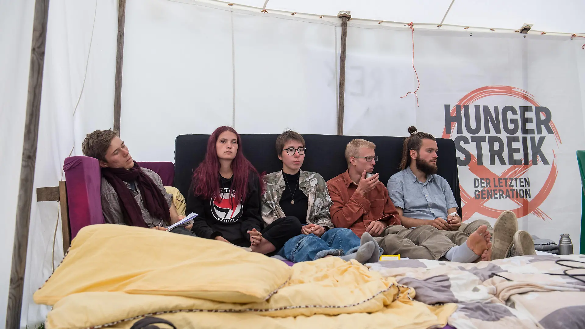  Eine Gruppe junger Erwachsener in Berlin haelt trotz ihres sich nach eigenen Angaben rasant verschlechternden Gesundheitszustands an einem Hungerstreik fuer mehr Klimaschutz fest Foto vom 15.09.2021: Henning Jeschke, Mephisto, Lina Eichler, Rumen Grabow, Jacob Heinze v.l.n.r.. Sie wollen so lange keine Nahrung zu sich nehmen, bis die Kanzlerkandidaten Armin Laschet CDU und Olaf Scholz SPD sowie Kanzlerkandidatin Annalena Baerbock Gruene sich zu einem ehrlichen und oeffentlichen Gespraech mit ihnen bereiterklaeren. Siehe epd-Meldung vom 15.09.2021 Klima-Hungerstreik wird bis auf Weiteres fortgesetzt *** A group of young adults in Berlin are holding on to a hunger strike for more climate protection despite what they say is their Copyright: epd-bild/ChristianxDitsch