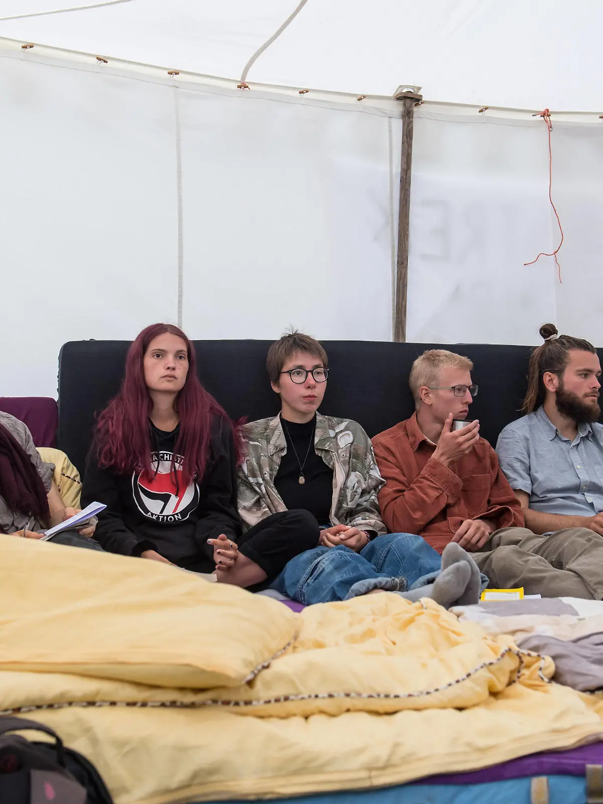  Eine Gruppe junger Erwachsener in Berlin haelt trotz ihres sich nach eigenen Angaben rasant verschlechternden Gesundheitszustands an einem Hungerstreik fuer mehr Klimaschutz fest Foto vom 15.09.2021: Henning Jeschke, Mephisto, Lina Eichler, Rumen Grabow, Jacob Heinze v.l.n.r.. Sie wollen so lange keine Nahrung zu sich nehmen, bis die Kanzlerkandidaten Armin Laschet CDU und Olaf Scholz SPD sowie Kanzlerkandidatin Annalena Baerbock Gruene sich zu einem ehrlichen und oeffentlichen Gespraech mit ihnen bereiterklaeren. Siehe epd-Meldung vom 15.09.2021 Klima-Hungerstreik wird bis auf Weiteres fortgesetzt *** A group of young adults in Berlin are holding on to a hunger strike for more climate protection despite what they say is their Copyright: epd-bild/ChristianxDitsch