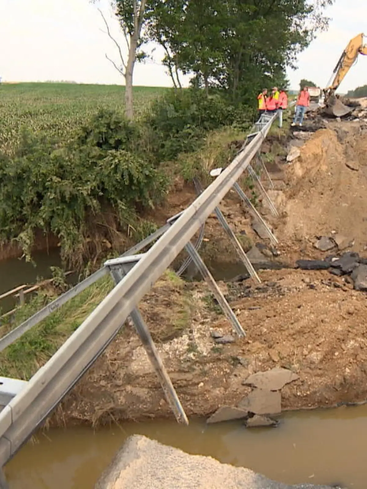 Bild zu: "Autobahnschäden lähmen den Verkehr"