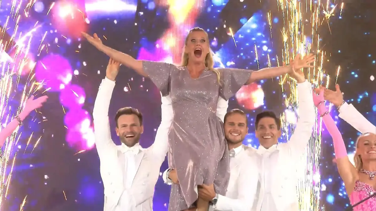 Rúrik Gíslason tanzt mit Barbara Schöneberger Phänomenales Intro beim "Deutschen Fernsehpreis"