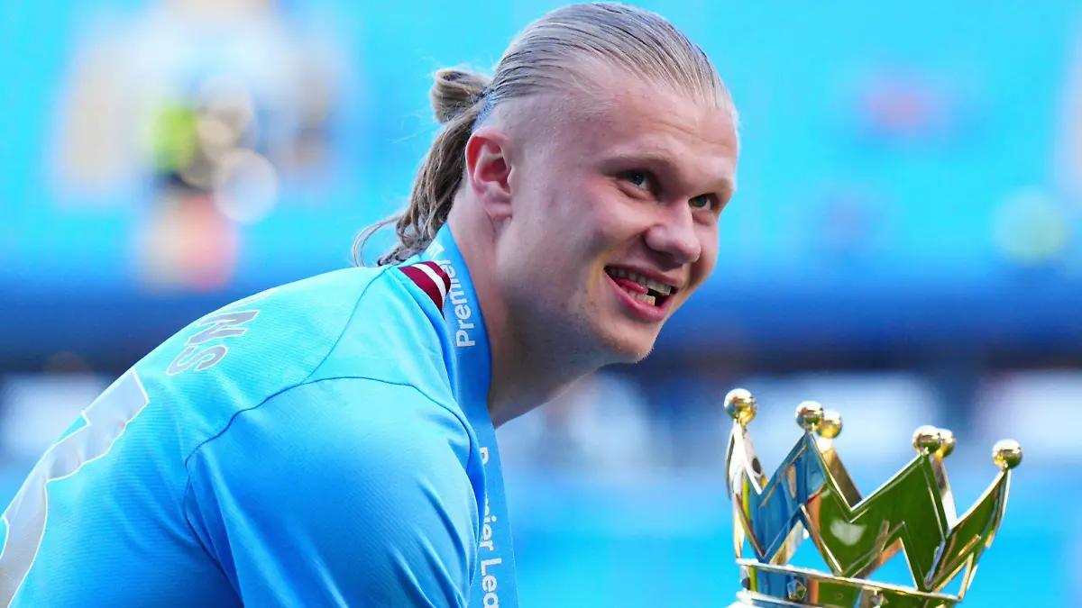 Mandatory Credit: Photo by Javier Garcia/Shutterstock 13920111fu Erling Haaland of Manchester City celebrates with the Premier League trophy Manchester City v Chelsea, Premier League, Football, Etihad Stadium, Manchester, UK - 21 May 2023 EDITORIAL USE ONLY No use with unauthorised audio, video, data, fixture lists, club/league logos or live services. Online in-match use limited to 120 images, no video emulation. No use in betting, games or single club/league/player publications. Manchester City v Chelsea, Premier League, Football, Etihad Stadium, Manchester, UK - 21 May 2023 EDITORIAL USE ONLY No use with unauthorised audio, video, data, fixture lists, club/league logos or live services. Online in-match use limited to 120 images, no video emulation. No use in betting, games or single club/league/player publications. PUBLICATIONxINxGERxSUIxAUTxHUNxGRExMLTxCYPxROUxBULxUAExKSAxONLY Copyright: xJavierxGarcia/Shutterstockx 13920111fu