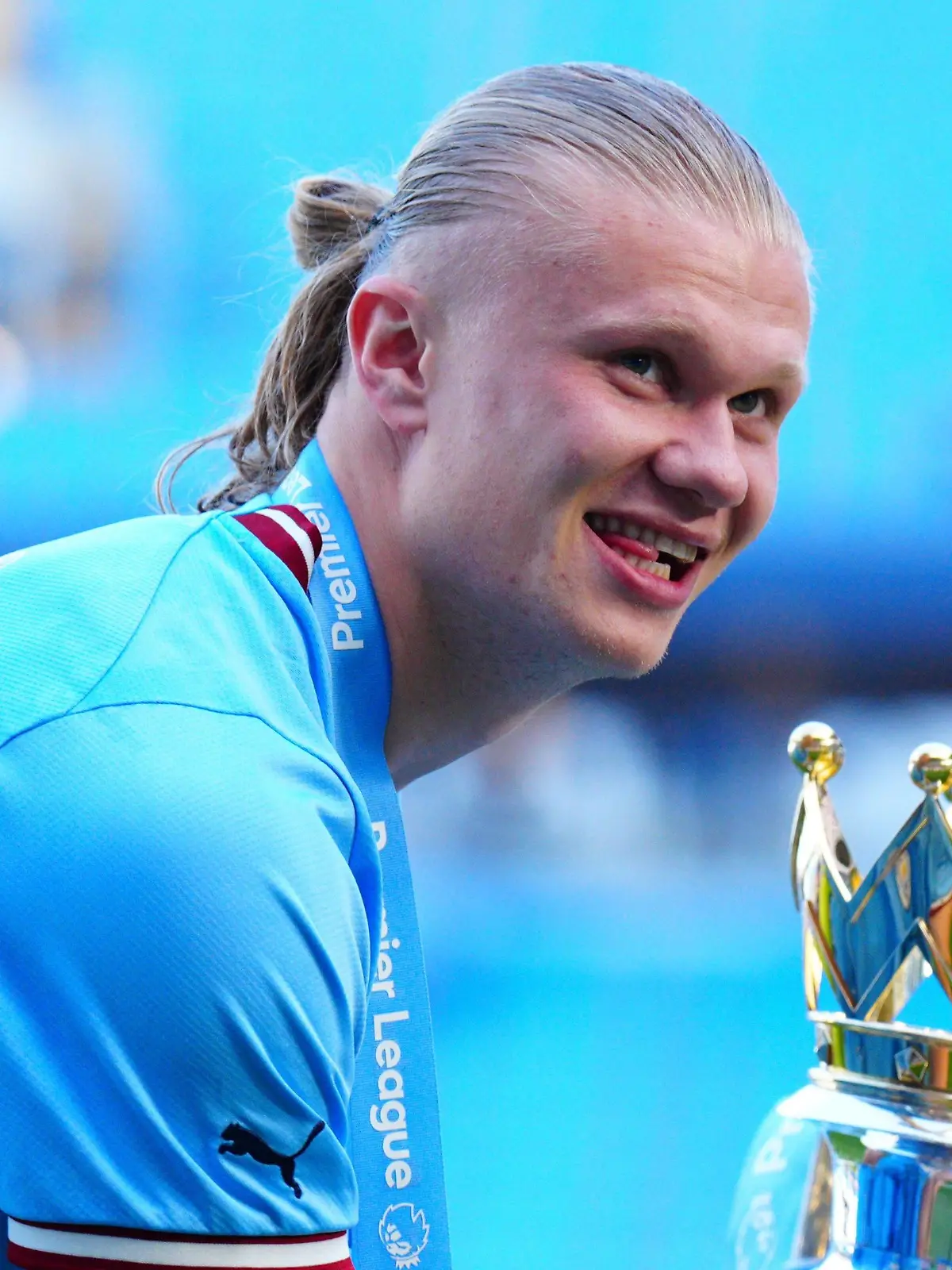 Mandatory Credit: Photo by Javier Garcia/Shutterstock 13920111fu Erling Haaland of Manchester City celebrates with the Premier League trophy Manchester City v Chelsea, Premier League, Football, Etihad Stadium, Manchester, UK - 21 May 2023 EDITORIAL USE ONLY No use with unauthorised audio, video, data, fixture lists, club/league logos or live services. Online in-match use limited to 120 images, no video emulation. No use in betting, games or single club/league/player publications. Manchester City v Chelsea, Premier League, Football, Etihad Stadium, Manchester, UK - 21 May 2023 EDITORIAL USE ONLY No use with unauthorised audio, video, data, fixture lists, club/league logos or live services. Online in-match use limited to 120 images, no video emulation. No use in betting, games or single club/league/player publications. PUBLICATIONxINxGERxSUIxAUTxHUNxGRExMLTxCYPxROUxBULxUAExKSAxONLY Copyright: xJavierxGarcia/Shutterstockx 13920111fu