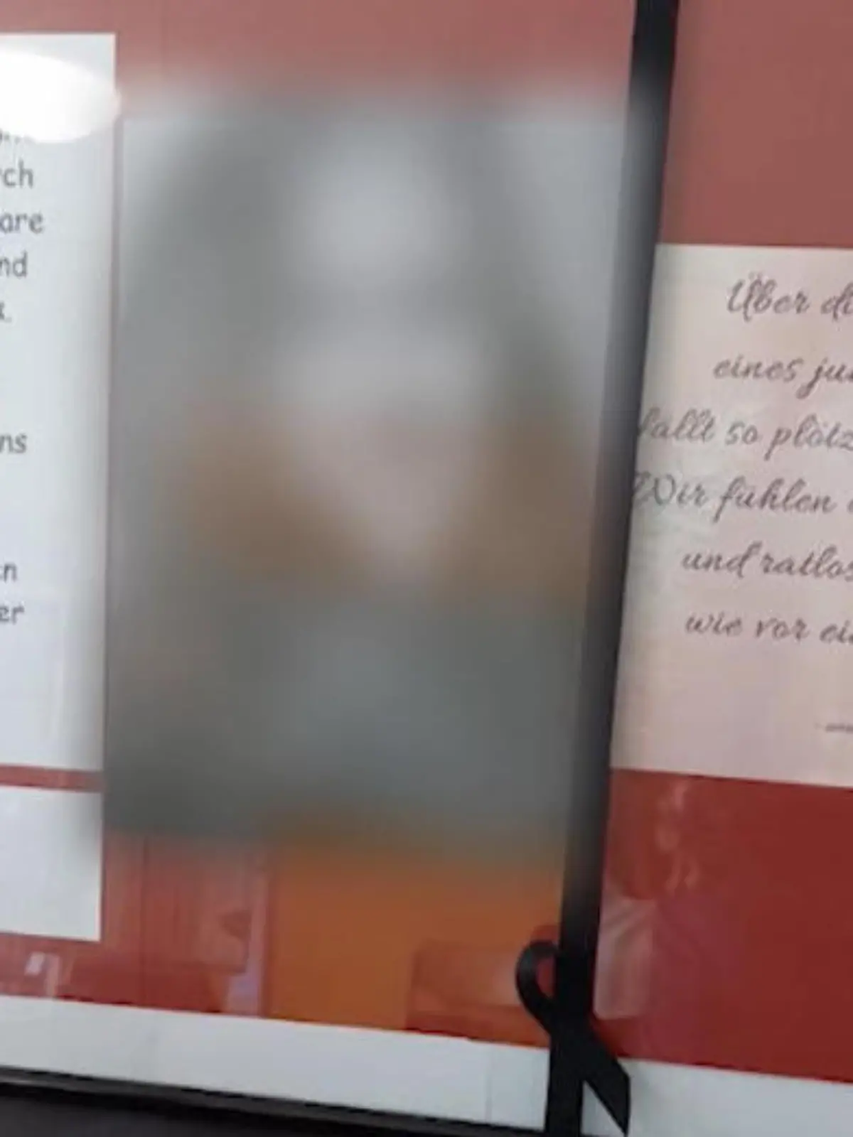 Am Tag nach dem mutmaßlichen Mord an einem 16-jährigen Mädchen haben Mitschüler und Mitschülerinnen des Opfers emotional Abschied genommen. In der Schule wurden Blumen und Kerzen an einem Gedenkschrein für die 16-Jährige niedergelegt. Sie seien „in tiefer Trauer“ schrieben ihre Mitschüler in einem offenen Brief.