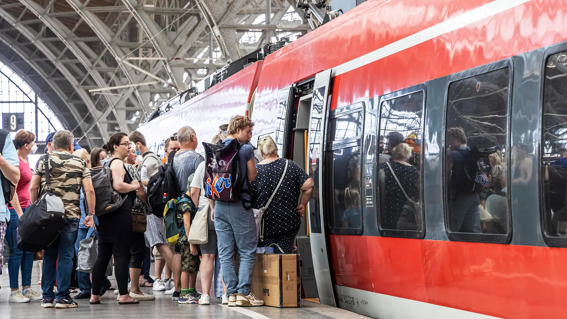 Hauptbahnhof Leipzig. Bahnsteighalle. Viel los in den Bahnhöfen. Wie hier am Hauptbahnhof Leipzig beschert das 9-Euro-Ticket der Bahn ein starkes Aufkommen an Fahrgästen. // 19.06.2022: Deutschland, Sachsen, Leipzig. *** Leipzig Central Station Platform Hall Busy stations Like here at Leipzig Central Station, the 9 Euro ticket is bringing the railroad a strong volume of passengers 19 06 2022 Germany, Saxony, Leipzig