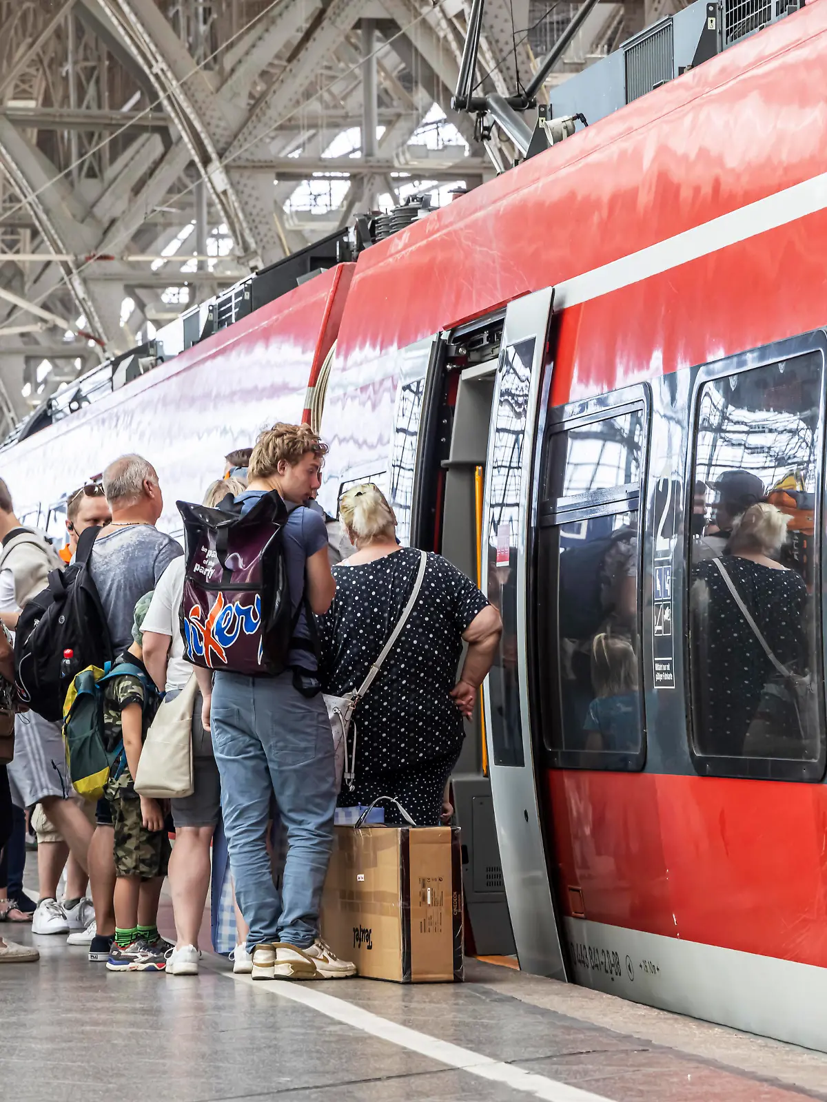  Hauptbahnhof Leipzig. Bahnsteighalle. Viel los in den Bahnhöfen. Wie hier am Hauptbahnhof Leipzig beschert das 9-Euro-Ticket der Bahn ein starkes Aufkommen an Fahrgästen. // 19.06.2022: Deutschland, Sachsen, Leipzig. *** Leipzig Central Station Platform Hall Busy stations Like here at Leipzig Central Station, the 9 Euro ticket is bringing the railroad a strong volume of passengers 19 06 2022 Germany, Saxony, Leipzig