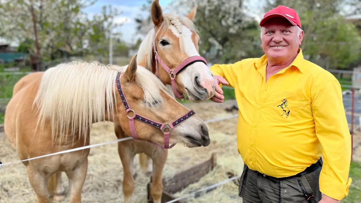 +++ ACHTUNG SPERRFRIST!! - KEINE VERÖFFENTLICHUNG VOR Mo., 29.05.2023, 19:00 Uhr +++

Hobbypferdebauer Dietrich-Max-Helmut (69) aus Brandenburg

+++ Die Verwendung des sendungsbezogenen Materials ist nur mit dem Hinweis und Verlinkung auf RTL+ gestattet. +++