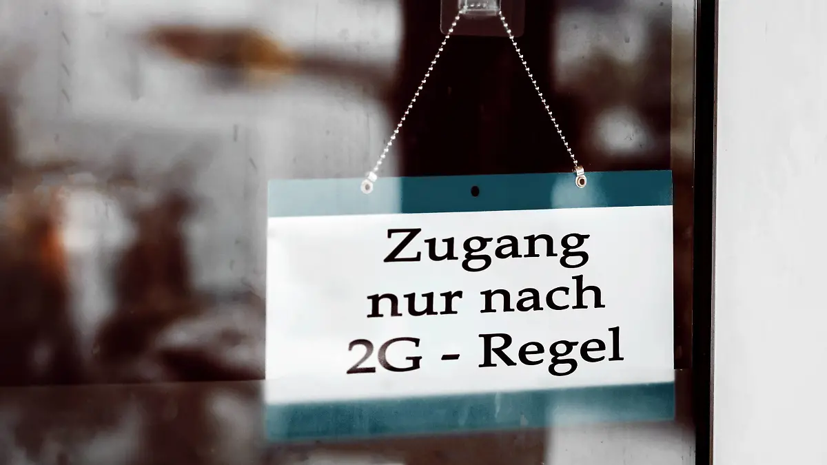  27. August 2021: 2 G Regelung, Geimpft, Genesen, Covid 19 Verordnung 2G, Geschäft oder Restaurant mit der Aufschrift Zutritt nur nach 2G-Regelung *** 2 G Rule, Vaccinated, Convalescent, Covid 19 Regulation 2G, store or restaurant with the inscription Admission only after 2G Rule