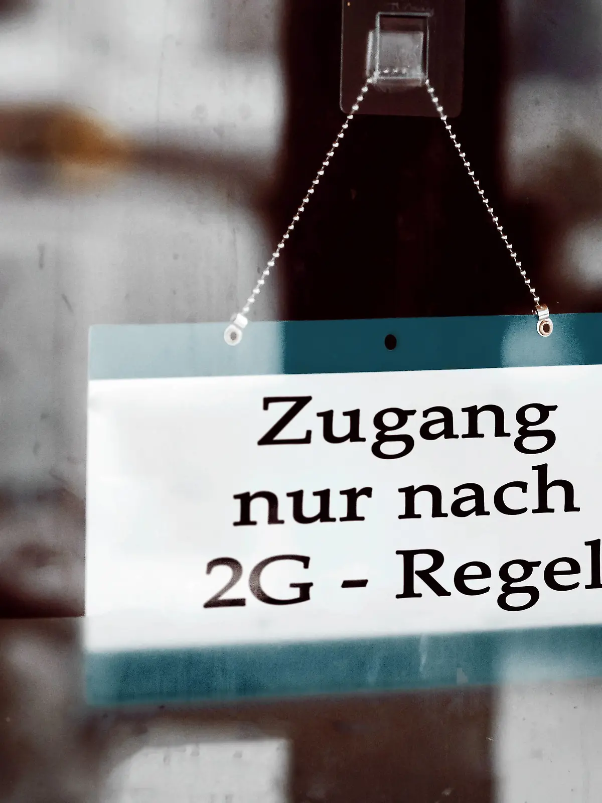  27. August 2021: 2 G Regelung, Geimpft, Genesen, Covid 19 Verordnung 2G, Geschäft oder Restaurant mit der Aufschrift Zutritt nur nach 2G-Regelung *** 2 G Rule, Vaccinated, Convalescent, Covid 19 Regulation 2G, store or restaurant with the inscription Admission only after 2G Rule