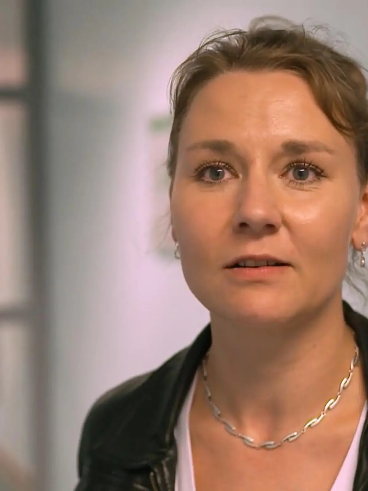 Was für eine grausige Vorstellung: Sandra L. traf sich im vergangenen Jahr mit einem Blinddate, ließ sich von dem Unbekannten die Füße massieren. Was sie damals nicht wusste: Wenige Stunden zuvor hatte Timo M. eine Frau umgebracht. Und NOCH schlimmer: Das war nicht das erste Mal. Heute ist in Kiel das Urteil gegen ihn gefallen. Wir haben Sandra L. zum Gerichtstermin begleitet.