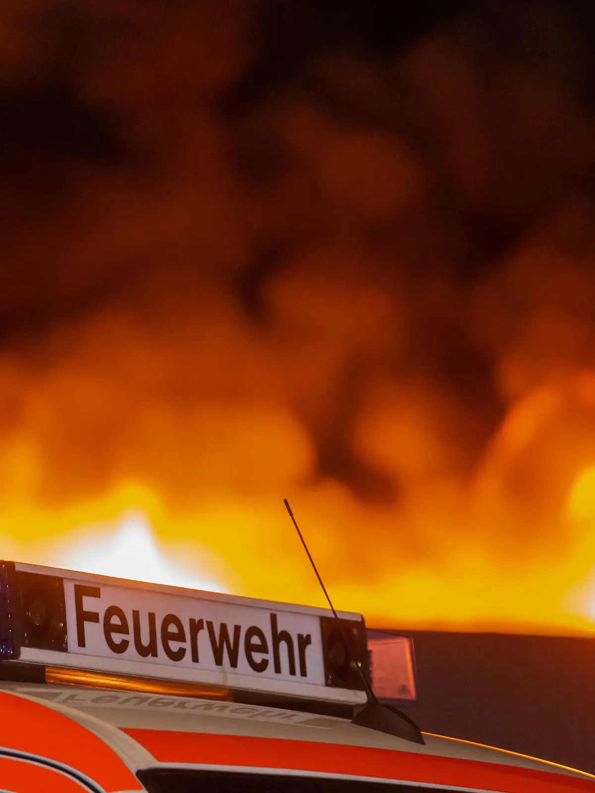  12.02.2021, Berlin, Deutschland, GER - Am Abend des 11. Februar 2021 ist eine Lagerhalle eines Möbelzulieferers in Brand geraten. Die Berliner Feuerwehr war mit einem Großaufgebot in Berlin-Marienfelde im Einsatz *** 12 02 2021, Berlin, Germany, GER On the evening of 11 February 2021, a warehouse of a furniture supplier caught fire The Berlin fire brigade was in action with a large contingent in Berlin Marienfelde