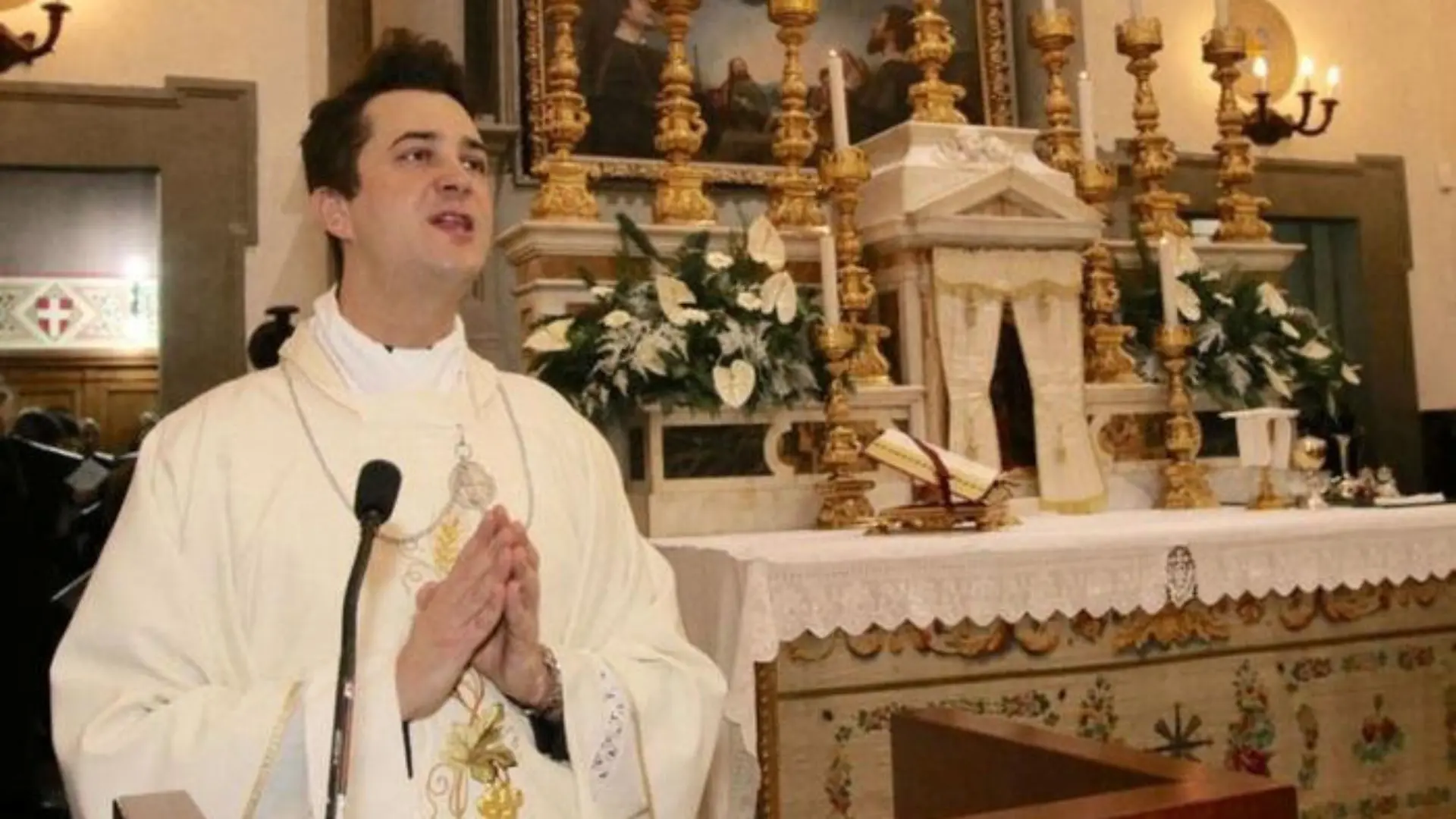 A priest, Don Francesco Spagnesi, 40, involved in a police investigation into parties based on cocaine and Gbl, the so-called 'rape drug', has been arrested for drug dealing in Prato, in Tuscany, northern Italy.
The parish priest, now under house arrest, is accused of dealing and import of drugs. A few days ago the priest had left his duties in the parish.
Pictured: Don Francesco Spagnesi
Ref: SPL5256140 140921 NON-EXCLUSIVE
Picture by: DAPRESS / SplashNews.com
Splash News and Pictures
USA: +1 310-525-5808
London: +44 (0)20 8126 1009
Berlin: +49 175 3764 166
photodesk@splashnews.com
World Rights, No Italy Rights