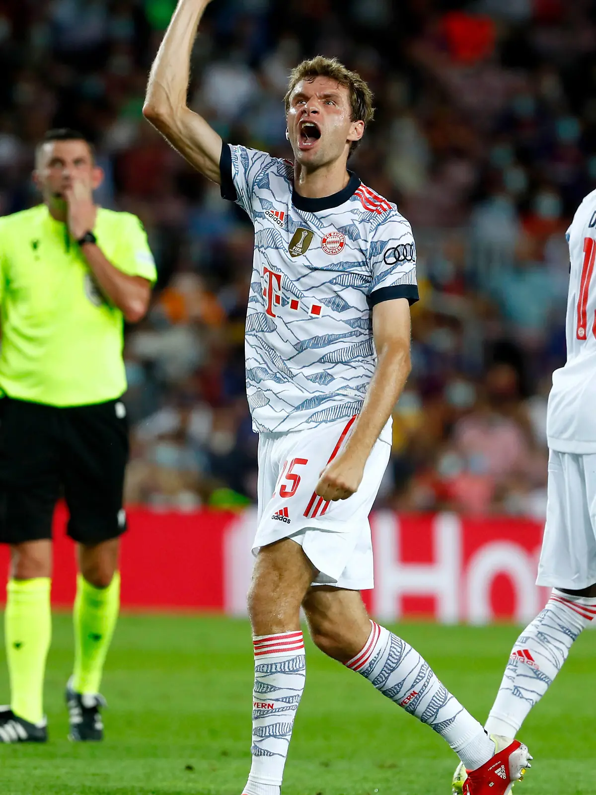 14.09.2021, Spanien, Barcelona: Fußball, Champions League, Gruppenphase, Gruppe E, 1. Spieltag, FC Barcelona - Bayern München, Camp Nou Stadion: Münchens Mittelfeldspieler Thomas Müller (M) jubelt über seinen Treffer zum 0:1. Foto: Joan Monfort/AP/dpa +++ dpa-Bildfunk +++