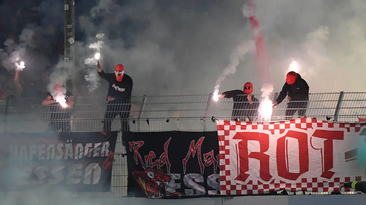 Die Essener Fans zündeten zu Beginn der 2. Halbzeit Bengalos 14.09.2021, Fussball GER, Saison 2021 2022, Regionalliga West, 7. Spieltag, Preussen Münster - Rot Weiss Essen 2:3, Foto: Maik Hölter/TEAM2sportphoto ***DFB regulations prohibit any use of photographs as image sequences and/or quasi-video.*** Muenster Nordrhein Westfalen Deutschland *** Essen fans set off bengalos at the start of the 2 half 14 09 2021, Football GER, Season 2021 2022, Regionalliga West, Matchday 7, Preussen Münster Rot Weiss Essen 2 3, Photo Maik Hölter TEAM2sportphoto DFB regulations prohibit any use of photographs as image sequences and or quasi video Muenster North Rhine Westphalia Germany. Team2
