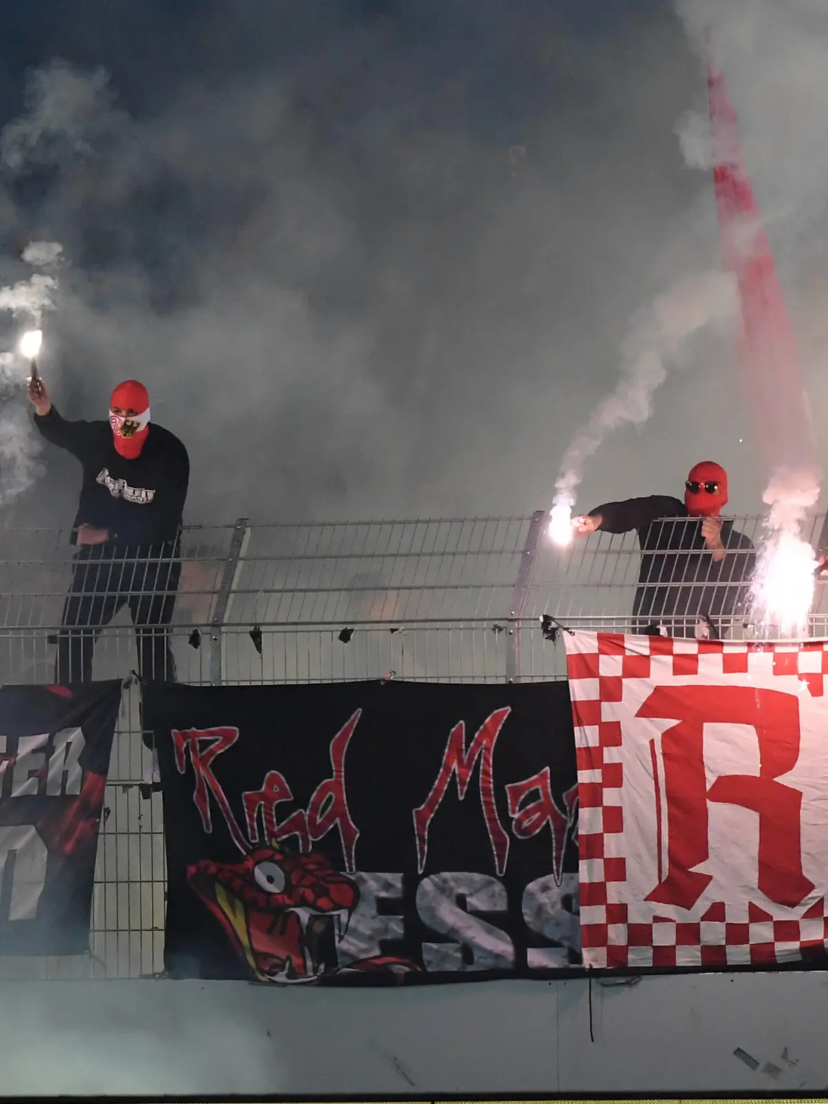  Die Essener Fans zündeten zu Beginn der 2. Halbzeit Bengalos 14.09.2021, Fussball GER, Saison 2021 2022, Regionalliga West, 7. Spieltag, Preussen Münster - Rot Weiss Essen 2:3, Foto: Maik Hölter/TEAM2sportphoto ***DFB regulations prohibit any use of photographs as image sequences and/or quasi-video.*** Muenster Nordrhein Westfalen Deutschland *** Essen fans set off bengalos at the start of the 2 half 14 09 2021, Football GER, Season 2021 2022, Regionalliga West, Matchday 7, Preussen Münster Rot Weiss Essen 2 3, Photo Maik Hölter TEAM2sportphoto DFB regulations prohibit any use of photographs as image sequences and or quasi video Muenster North Rhine Westphalia Germany. Team2