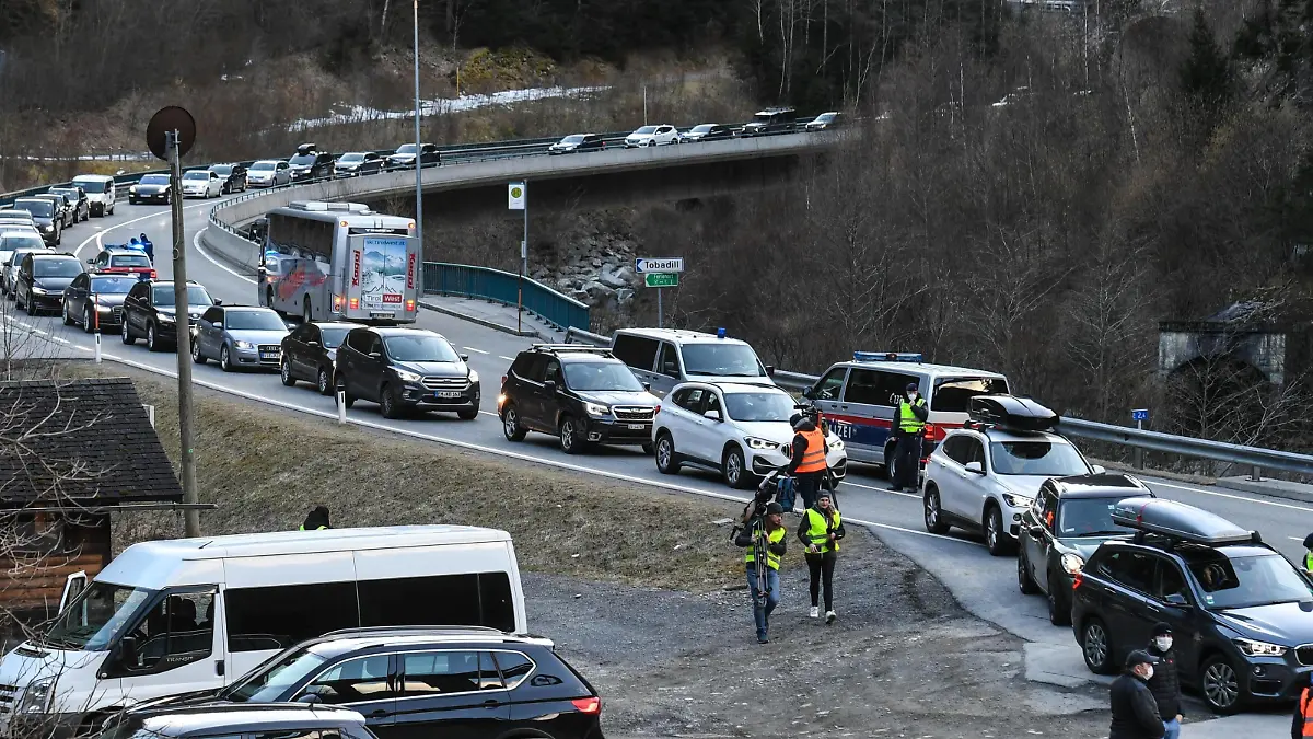 Kontrolle durch die Polizei, einfahrende Fahrzeuge werden darauf hingewiesen das es sein kann, 14 Tage nicht mehr herauskommenn. Viele Urlauber sind Talauswärts am Weg *** Control by the police, vehicles entering the valley are warned that they may not come out for 14 days Many holidaymakers are on their way out of the valley PUBLICATIONxNOTxINxAUT