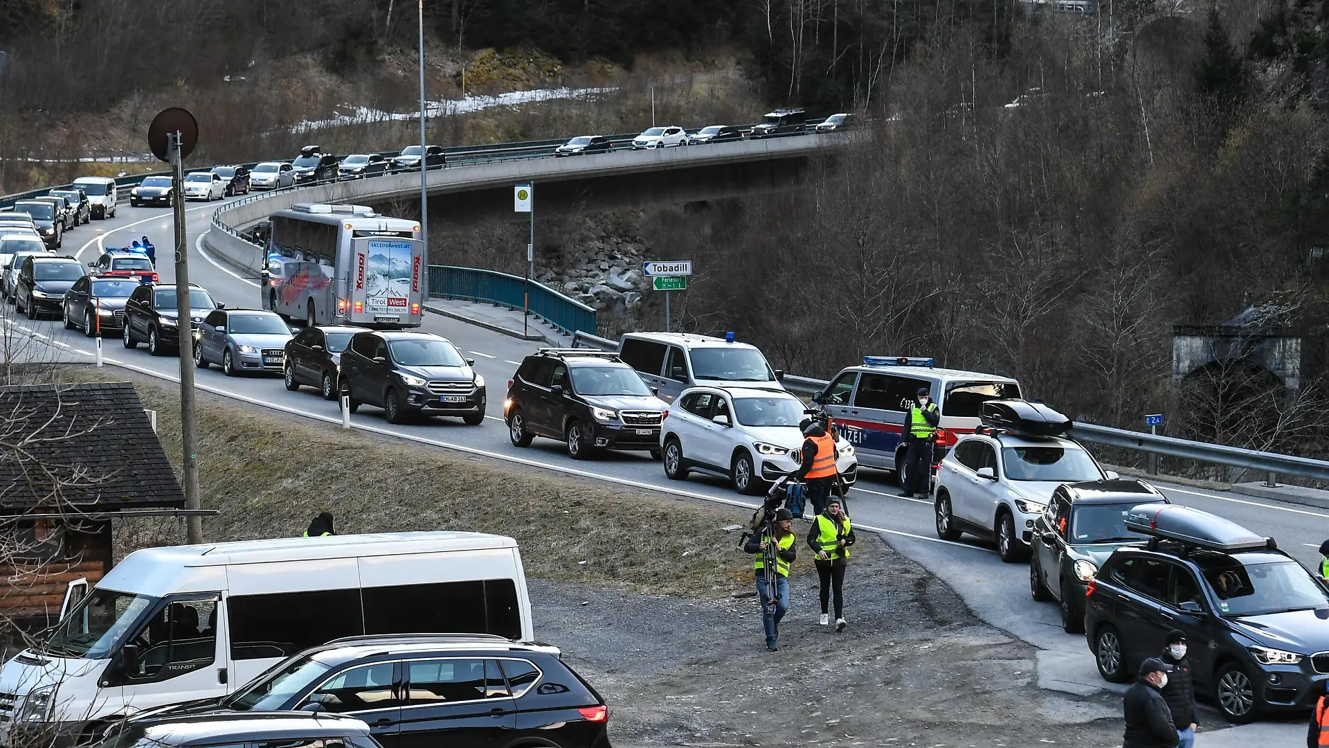 Kontrolle durch die Polizei, einfahrende Fahrzeuge werden darauf hingewiesen das es sein kann, 14 Tage nicht mehr herauskommenn. Viele Urlauber sind Talauswärts am Weg *** Control by the police, vehicles entering the valley are warned that they may not come out for 14 days Many holidaymakers are on their way out of the valley PUBLICATIONxNOTxINxAUT