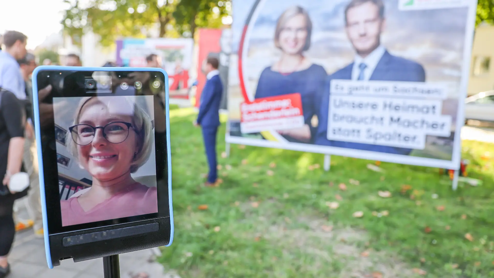 Über eine fahrende Roboterkamera nimmt die Bundestagswahl-Direktkandidatin der CDU in Nordsachsen, Christiane Schenderlein, die sich gerade in Quarantäne befindet, an einem Wahlkampftermin teil. Die sächsische CDU stellte am gleichen Tag eine neue Kampagne vor, die vor allem auf die Auseinandersetzung mit der AfD abzielt. Großplakate sollen ab den kommenden Tagen an 1.000 Standorten in allen sächsischen Bundestagswahlkreisen zu sehen sein.