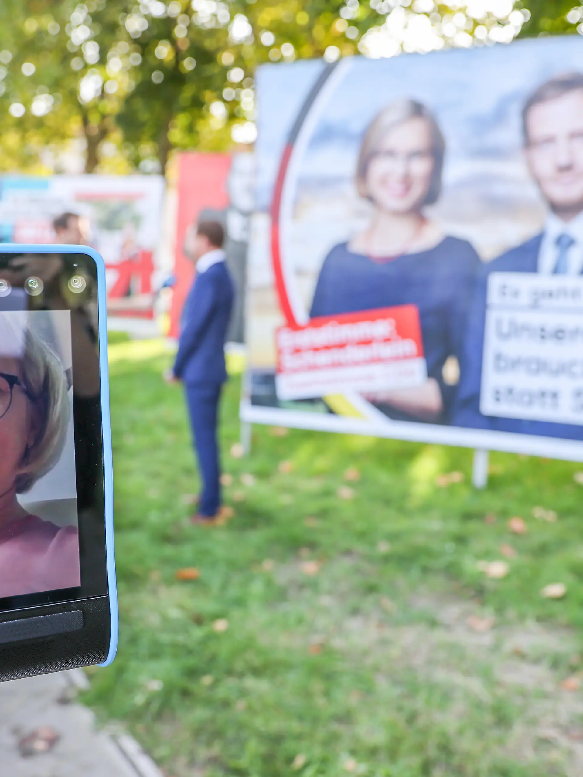 Über eine fahrende Roboterkamera nimmt die Bundestagswahl-Direktkandidatin der CDU in Nordsachsen, Christiane Schenderlein, die sich gerade in Quarantäne befindet, an einem Wahlkampftermin teil. Die sächsische CDU stellte am gleichen Tag eine neue Kampagne vor, die vor allem auf die Auseinandersetzung mit der AfD abzielt. Großplakate sollen ab den kommenden Tagen an 1.000 Standorten in allen sächsischen Bundestagswahlkreisen zu sehen sein.