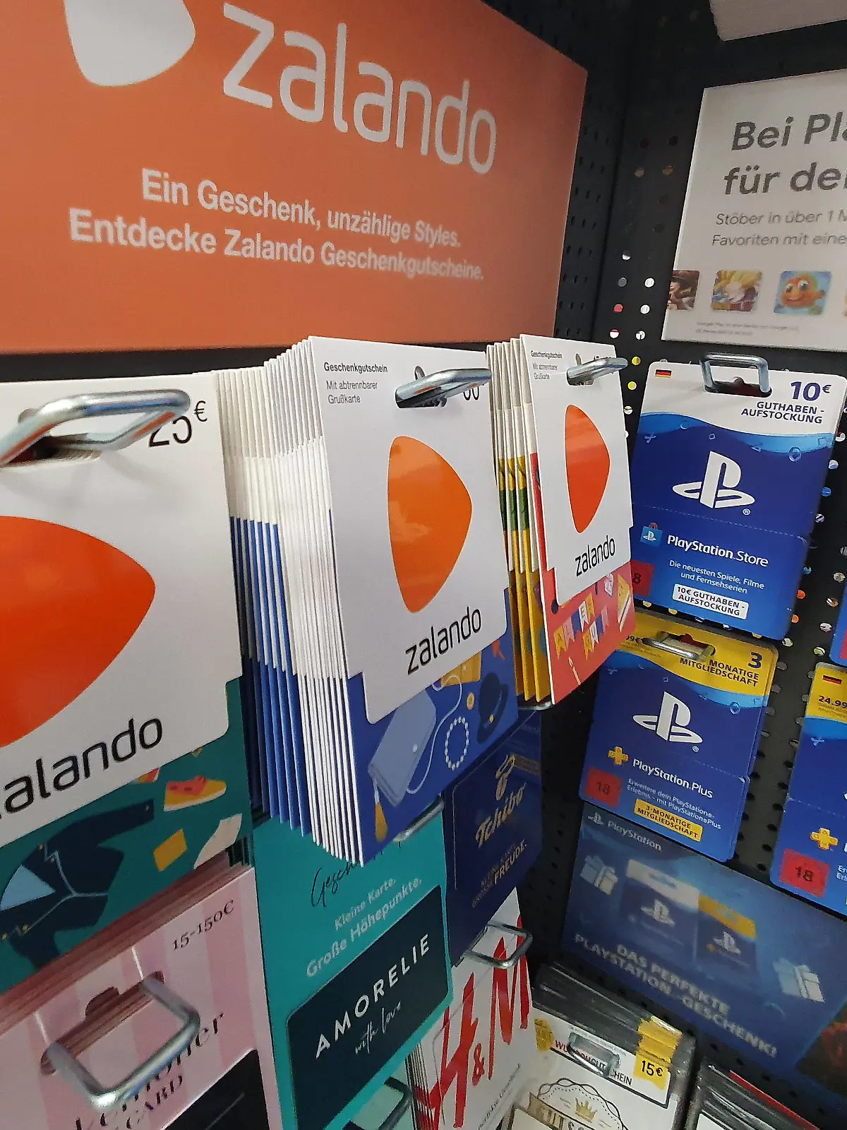 Freiburg Themenbild - Umsatzexplosion, Umsatzsteigerung , Boom des Onlinehandels während des Lockdowns in der Coronazeit Themenbild - Umsatzexplosion, Umsatzsteigerung , Boom des Onlinehandels während des Lockdowns in der Coronazeit Shopping und Fashion, Bestseller, Gutscheine von Amazon, Zalando, Playstation, Google Play und Netflix hängen an einem Verkaufsregal, Verkaufsständer in einem Einzelhandelsgeschäft Penny in Freiburg. Onlinehandel, Lockdown, Gutschein, Gutscheine, Google Play, Google, Netflix, Amazon, Zalando, Playstation, Einzelhandel, Google-Gutschein, Netflix-Gutschein, Amazon-Gutschein, Discounter, Shopping, Fashion, Bestseller, Gutschein, Code, Gutscheincode, Rubbelcode, Karte, Logo, Reklame, Werbung, Geschenk, Wuns Copyright: xFleigx/xEibner-Pressefotox EP_dfg 