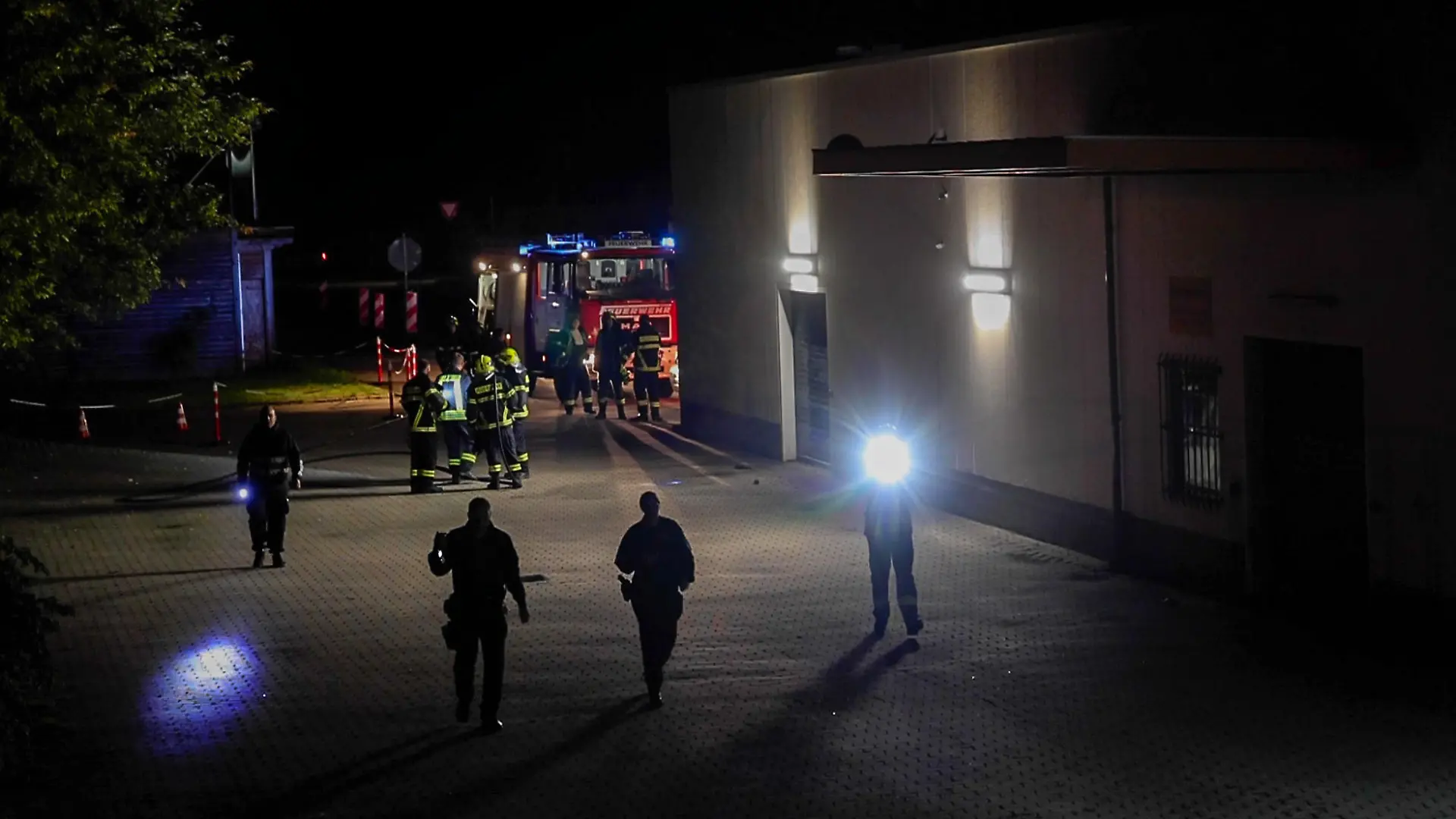 Mit Taschenlampen such Polizeibeamte das Areal um das Impfzentrum in Eich nach Spuren ab. Im sächsischen Vogtlandkreis hat es einen Brandanschlag auf ein Impfzentrum gegeben. Drei Unbekannte sollen am Dienstagabend Bierflaschen mit einer brennbaren Flüssigkeit auf das Gebäude in Treuen geworfen haben, wie die Polizei am Mittwochmorgen mitteilte.