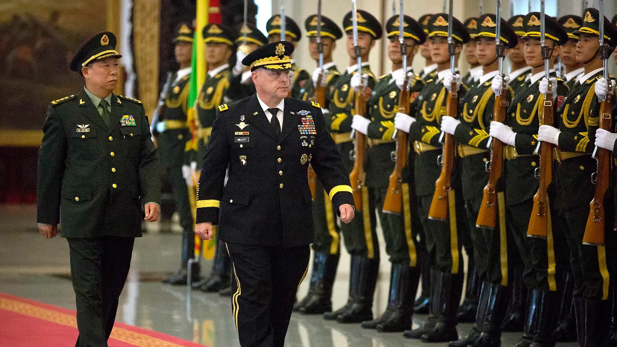 epa05489113 U.S. Army Chief of Staff General Mark Milley (C) is accompanied by China's People's Liberation Army (PLA) General Li Zuocheng (L) as they inspect a guard of honor during a welcome ceremony at the Bayi Building in Beijing, 16 August 2016. The 39th U.S. Army Chief of Staff is visiting the Asia-Pacific region, including China, South Korea, Japan and Hawaii from 15 to 23 August, according to an U.S. Army press release. EPA/MARK SCHIEFELBEIN / POOL ++