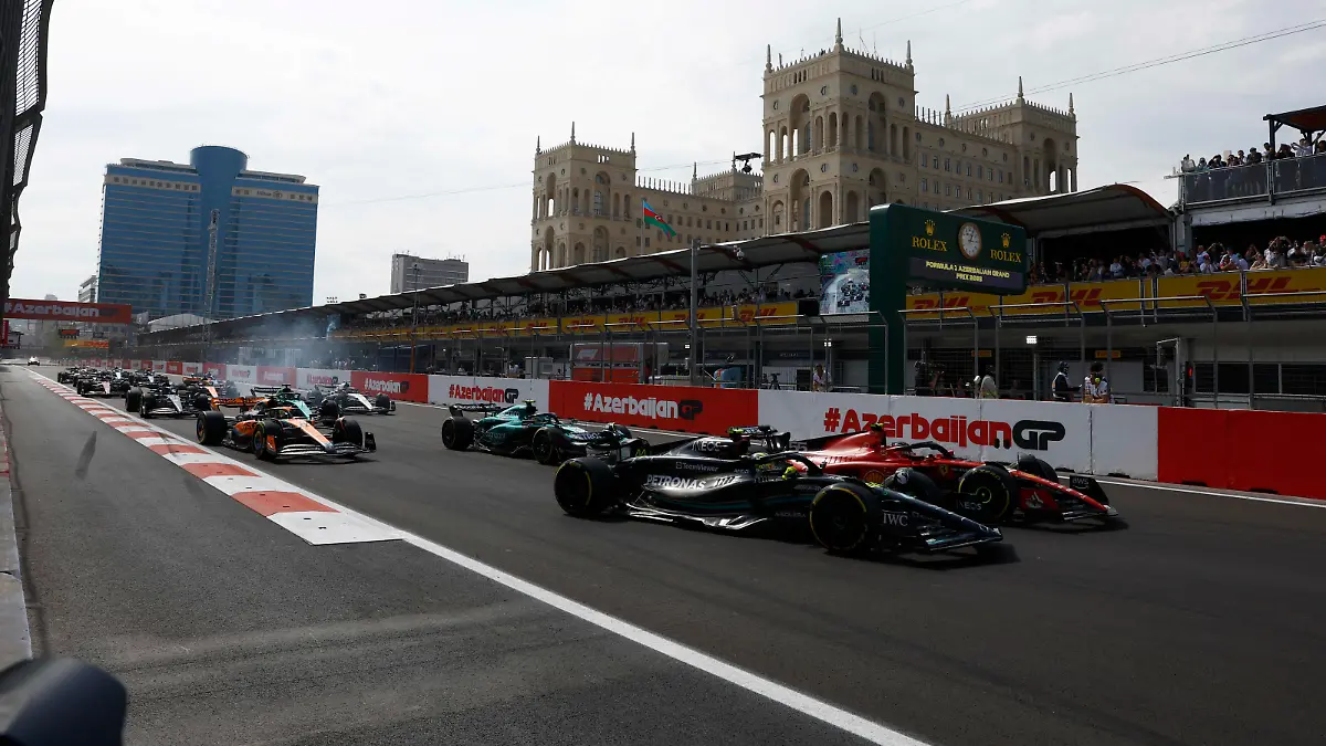Formula 1 2023: Azerbaijan GP BAKU CITY CIRCUIT, AZERBAIJAN - APRIL 30: Sir Lewis Hamilton, Mercedes F1 W14, battles with Carlos Sainz, Ferrari SF-23, ahead of Fernando Alonso, Aston Martin AMR23, Lando Norris, McLaren MCL60, and the remainder of the field at the start during the Azerbaijan GP at Baku City Circuit on Sunday April 30, 2023 in Baku, Azerbaijan. Photo by Zak Mauger / LAT Images Images PUBLICATIONxINxGERxSUIxAUTxHUNxONLY GP2304_110331_U1A3252