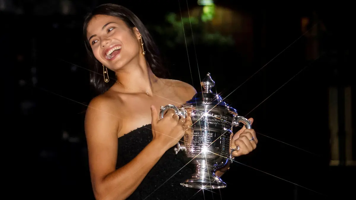FILE PHOTO: Britain's Emma Raducanu poses with the U.S. Open tennis championship trophy after her match against Leylah Fernandez of Canada in the women's singles final the 2021 U.S. Open tennis tournament at USTA Billie Jean King National Tennis Center in New York, U.S., September 11, 2021. Picture taken September 11, 2021.   Michael Frey/Handout via REUTERS     THIS IMAGE HAS BEEN SUPPLIED BY A THIRD PARTY./File Photo