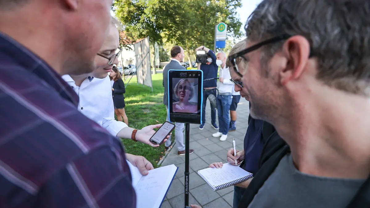 Über eine fahrende Roboterkamera spricht die Bundestagswahl-Direktkandidatin der CDU in Nordsachsen, Christiane Schenderlein, die sich gerade in Quarantäne befindet, mit Journalisten am Rande eines Wahlkampftermins. Die sächsische CDU stellte am gleichen Tag eine neue Kampagne vor, die vor allem auf die Auseinandersetzung mit der AfD abzielt. Großplakate sollen ab den kommenden Tagen an 1.000 Standorten in allen sächsischen Bundestagswahlkreisen zu sehen sein.