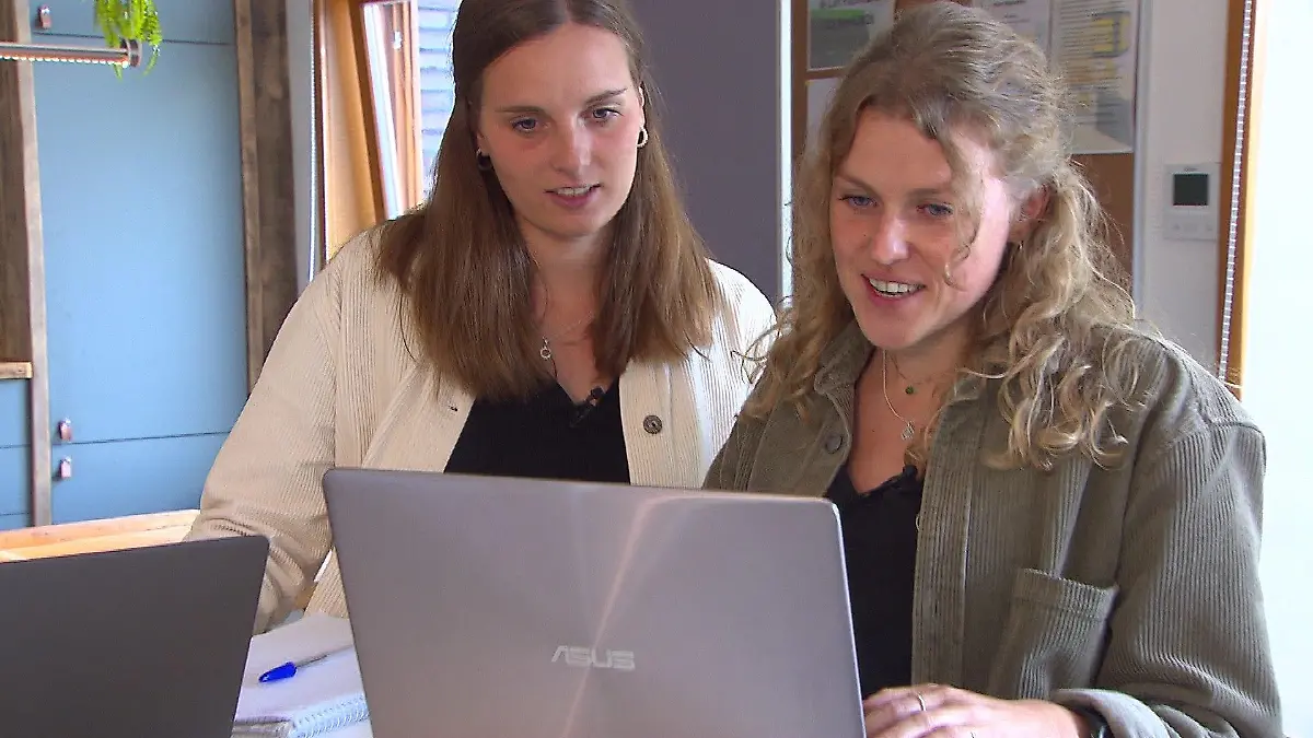Laura Albers und Lina Soffner haben das Startup "equalchamps" gegründet.