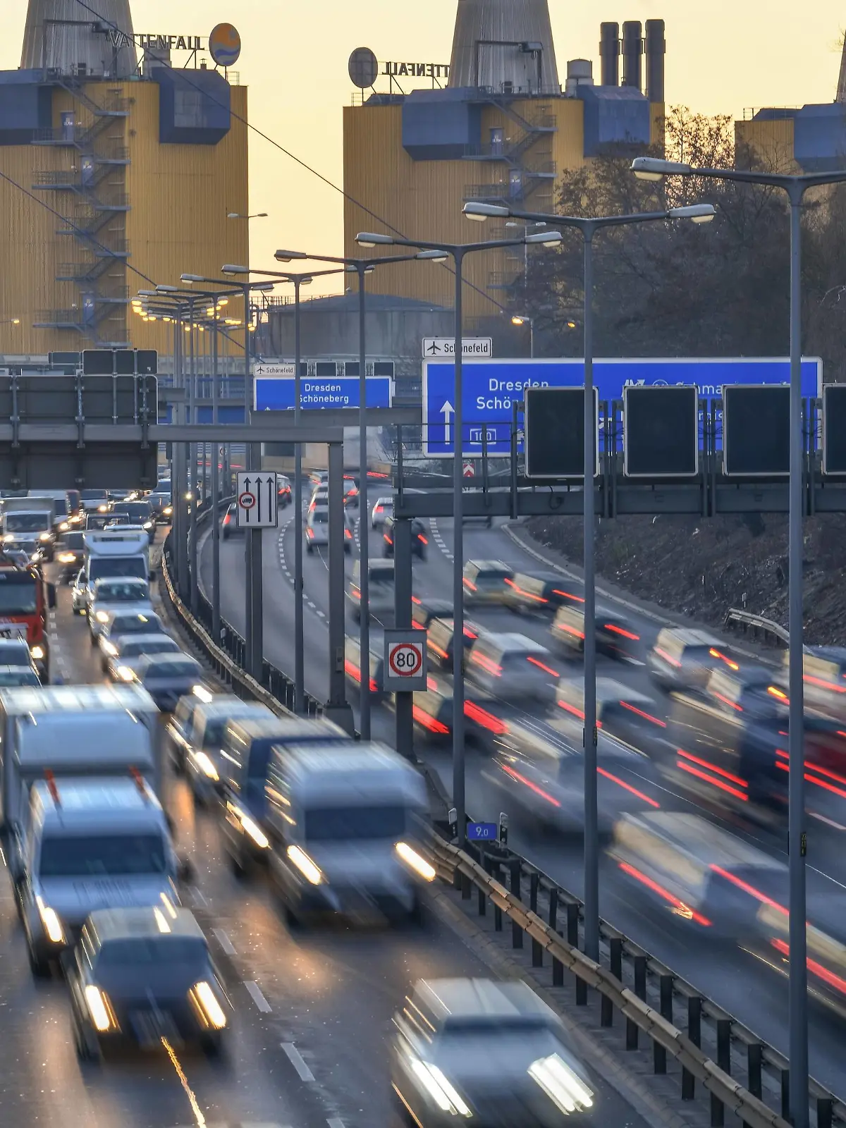  Zähfliessender Verkehr, Stadtautobahn A 100, Wilmersdorf, Berlin, Deutschland *** Countless traffic urban motorway A 100 Wilmersdorf Berlin Germany