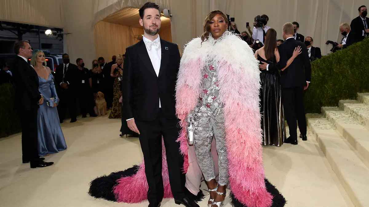 13.09.2021, USA, New York: Serena Williams (r) und Alexis Ohanian kommen zur Benefizgala des Costume Institute des Metropolitan Museum of Art anlässlich der Eröffnung der Ausstellung «In America: A Lexicon of Fashion». Foto: Evan Agostini/Invision via AP/dpa +++ dpa-Bildfunk +++