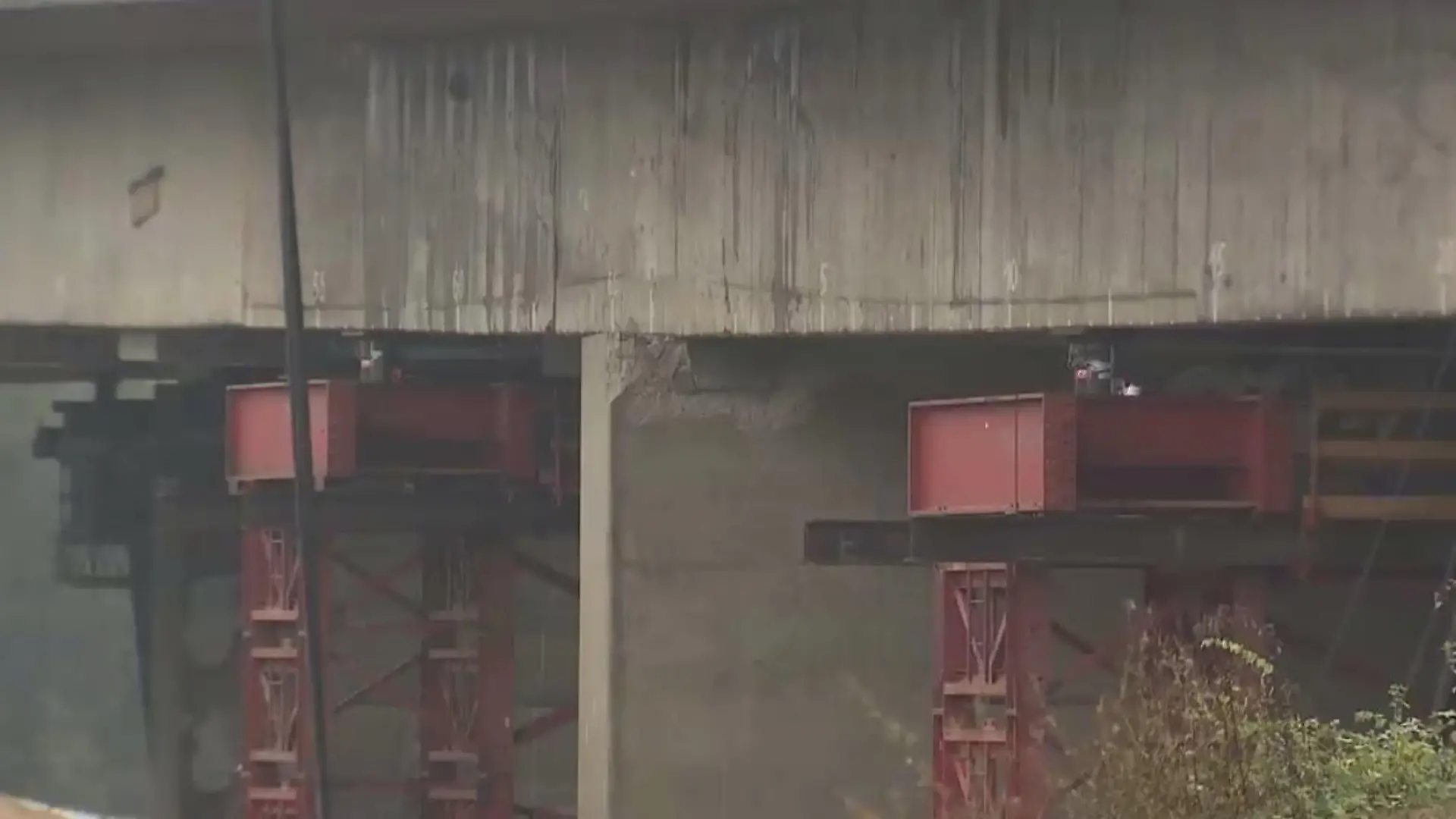Risse im Pfeiler der Brücke