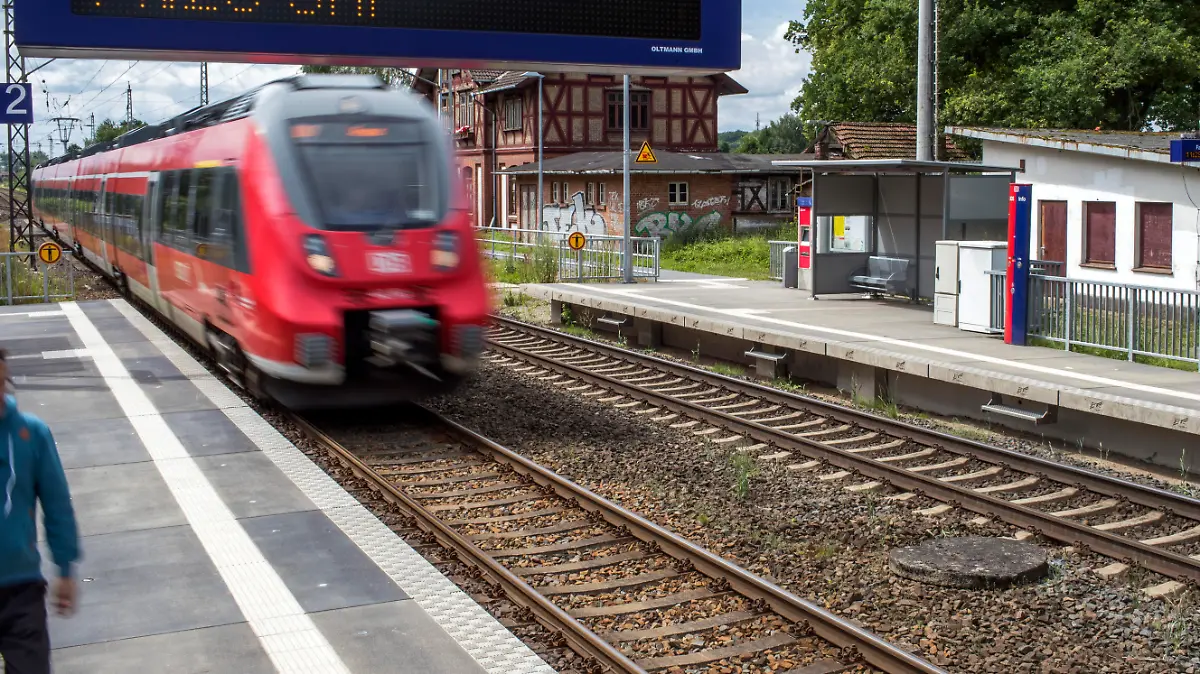Ein Regionalzug fährt am 03.07.2017 in den Bahnhof von Lübstorf (Mecklenburg-Vorpommern) nördliche von Schwerin. Die Deutsche Bahn startet die Bauarbeiten für das Großvorhaben zwischen Schwerin und Bad Kleinen. Nach Abschluss der Bauarbeiten können die Züge hier ab September 2018 mit Tempo 160 fahren. Für die Erneuerung des Unterbaus, der Gleise, Weichen und sowie Oberleitungen und einer Fahrwegtiefgründung in der Moorstelle Kronshof müssen rund 62 Millionen Euro investiert werden. Bauphasen: Juli 2017 - Dezember 2017 (Zugbetrieb nur auf einem Gleis) Januar 2018 - April 2018 (kein Zugverkehr!) Mai 2018 - November 2018 (Zugbetrieb nur auf einem Gleis) Es werden im Bauvorhaben verbaut, errichtet bzw. umgeschlagen. Foto: Jens Büttner/dpa-Zentralbild/dpa