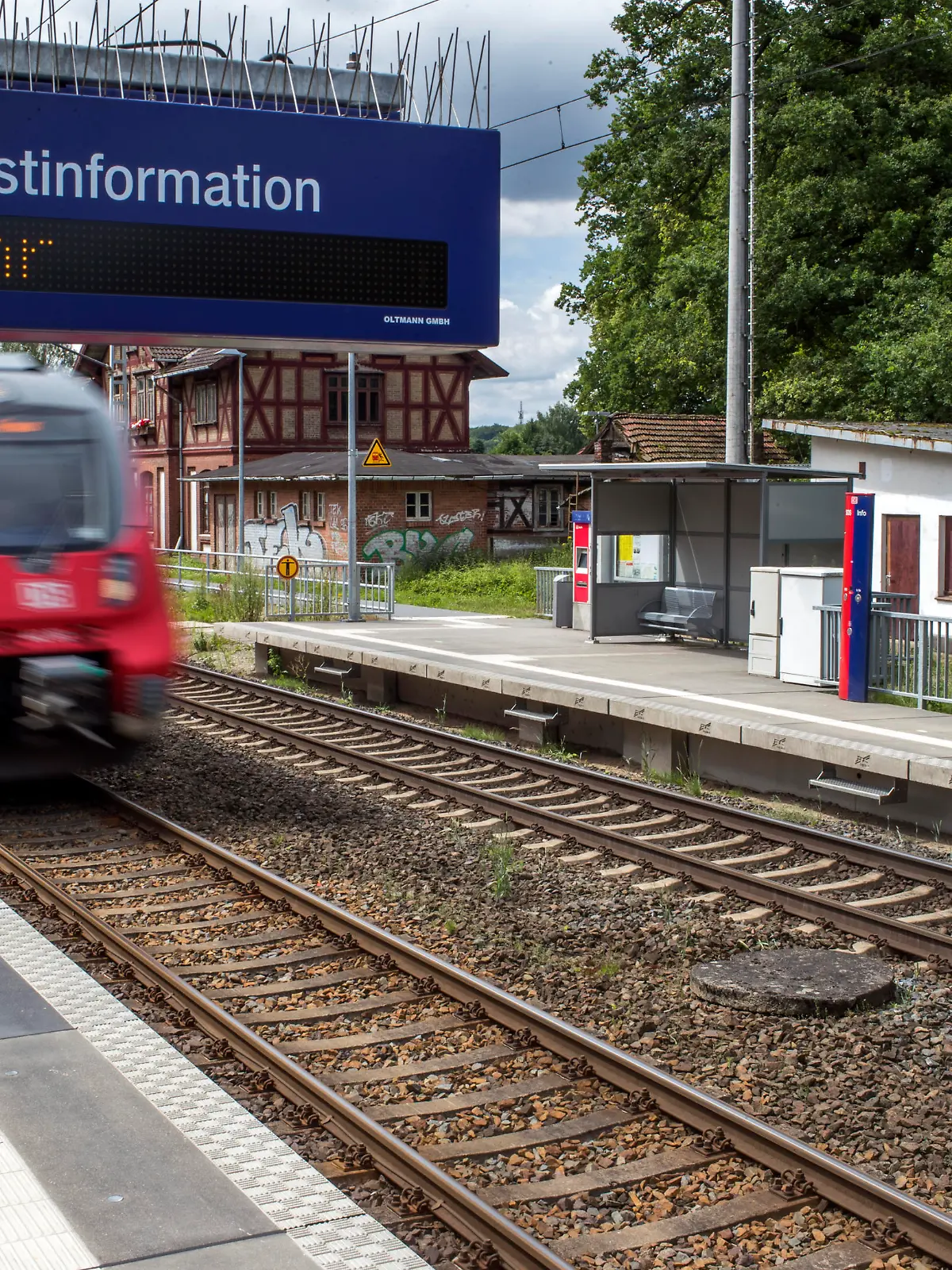 Ein Regionalzug fährt am 03.07.2017 in den Bahnhof von Lübstorf (Mecklenburg-Vorpommern) nördliche von Schwerin. Die Deutsche Bahn startet die Bauarbeiten für das Großvorhaben zwischen Schwerin und Bad Kleinen. Nach Abschluss der Bauarbeiten können die Züge hier ab September 2018 mit Tempo 160 fahren. Für die Erneuerung des Unterbaus, der Gleise, Weichen und sowie Oberleitungen und einer Fahrwegtiefgründung in der Moorstelle Kronshof müssen rund 62 Millionen Euro investiert werden. Bauphasen: Juli 2017 - Dezember 2017 (Zugbetrieb nur auf einem Gleis) Januar 2018 - April 2018 (kein Zugverkehr!) Mai 2018 - November 2018 (Zugbetrieb nur auf einem Gleis) Es werden im Bauvorhaben verbaut, errichtet bzw. umgeschlagen. Foto: Jens Büttner/dpa-Zentralbild/dpa