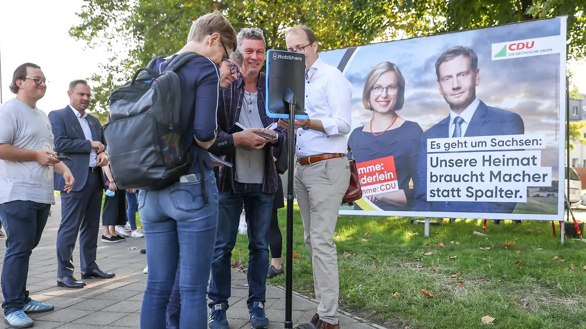 Über eine fahrende Roboterkamera spricht die Bundestagswahl-Direktkandidatin der CDU in Nordsachsen, Christiane Schenderlein, die sich gerade in Quarantäne befindet, mit Journalisten am Rande eines Wahlkampftermins. Die sächsische CDU stellte am gleichen Tag eine neue Kampagne vor, die vor allem auf die Auseinandersetzung mit der AfD abzielt. Großplakate sollen ab den kommenden Tagen an 1.000 Standorten in allen sächsischen Bundestagswahlkreisen zu sehen sein.