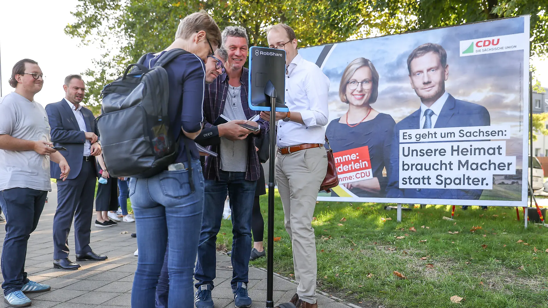 Über eine fahrende Roboterkamera spricht die Bundestagswahl-Direktkandidatin der CDU in Nordsachsen, Christiane Schenderlein, die sich gerade in Quarantäne befindet, mit Journalisten am Rande eines Wahlkampftermins. Die sächsische CDU stellte am gleichen Tag eine neue Kampagne vor, die vor allem auf die Auseinandersetzung mit der AfD abzielt. Großplakate sollen ab den kommenden Tagen an 1.000 Standorten in allen sächsischen Bundestagswahlkreisen zu sehen sein.