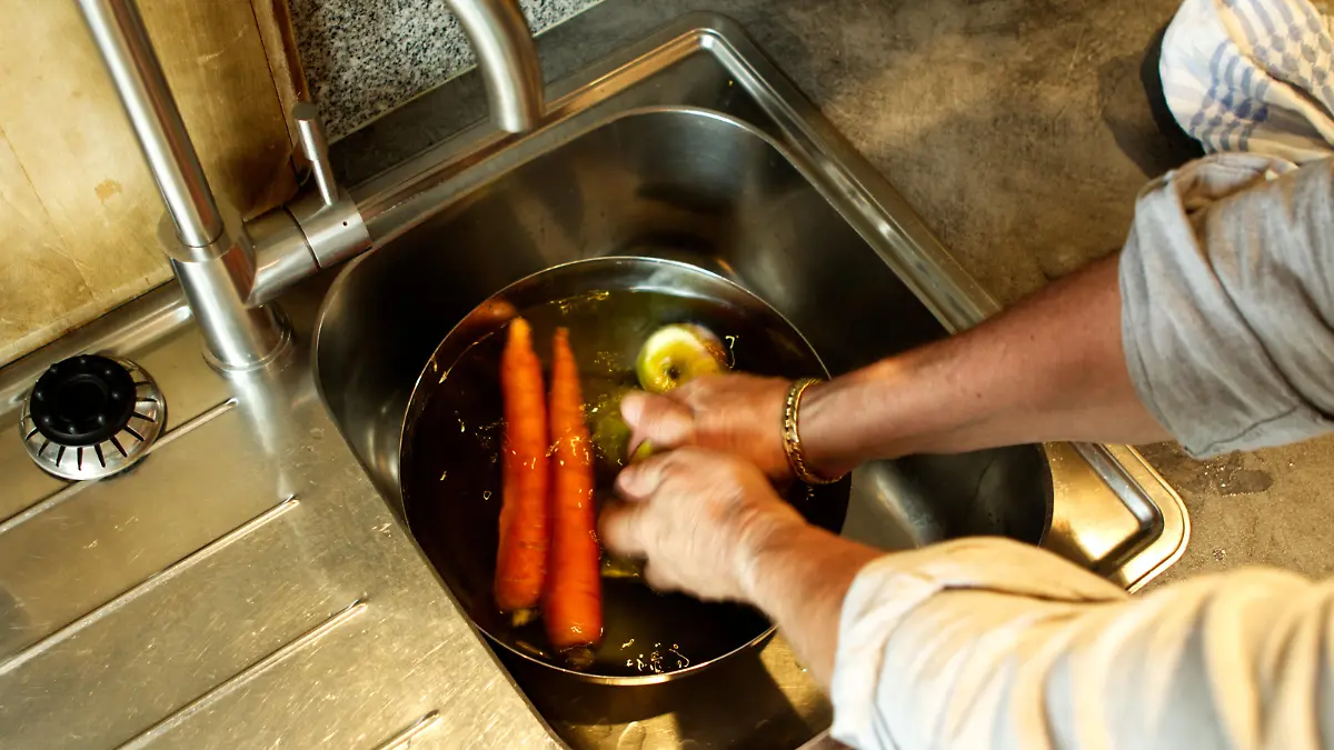 Obst und Gemüse nicht unter fließendem Wasser, sondern in einer Schüssel waschen