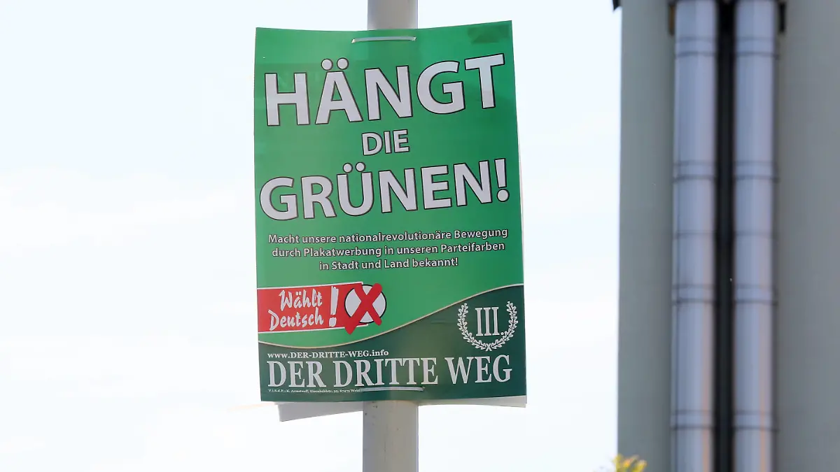Zwickau Zwickau Rekordversuch Wieviele Menschen passen in einen Trabant 01.09.2021 Zwickau Plakate Dritter WEG Haengt die Gruenen Auch in Zwickau sind diese Plakate aufgetaucht hier an der Reichenbacher Strasse 08.09.2021 *** Zwickau Zwickau record attempt How many people fit into a Trabant 01 09 2021 Zwickau posters third WEG Haengt die Gruen Also in Zwickau these posters have appeared here at the Reichenbacher Strasse 08 09 2021 Copyright: xEibner-Pressefotox/xKoehlerx EP_rkr