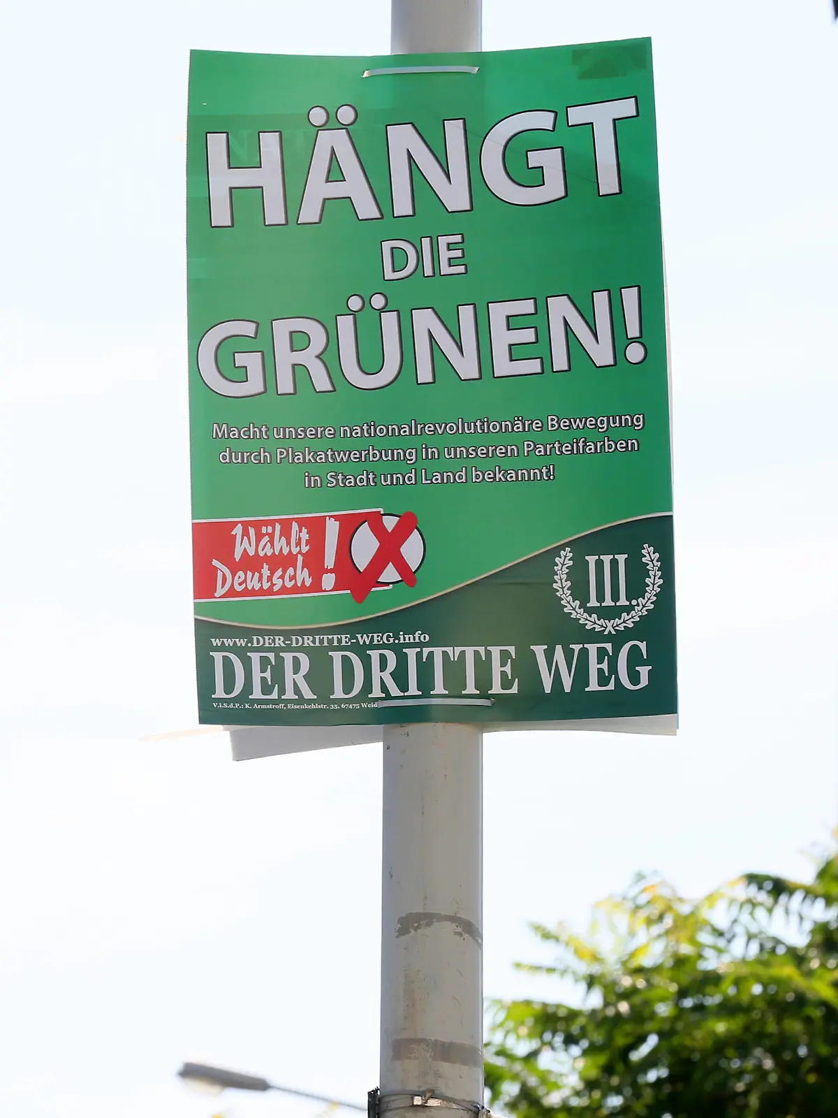 Zwickau Zwickau Rekordversuch Wieviele Menschen passen in einen Trabant 01.09.2021 Zwickau Plakate Dritter WEG Haengt die Gruenen Auch in Zwickau sind diese Plakate aufgetaucht hier an der Reichenbacher Strasse 08.09.2021 *** Zwickau Zwickau record attempt How many people fit into a Trabant 01 09 2021 Zwickau posters third WEG Haengt die Gruen Also in Zwickau these posters have appeared here at the Reichenbacher Strasse 08 09 2021 Copyright: xEibner-Pressefotox/xKoehlerx EP_rkr 