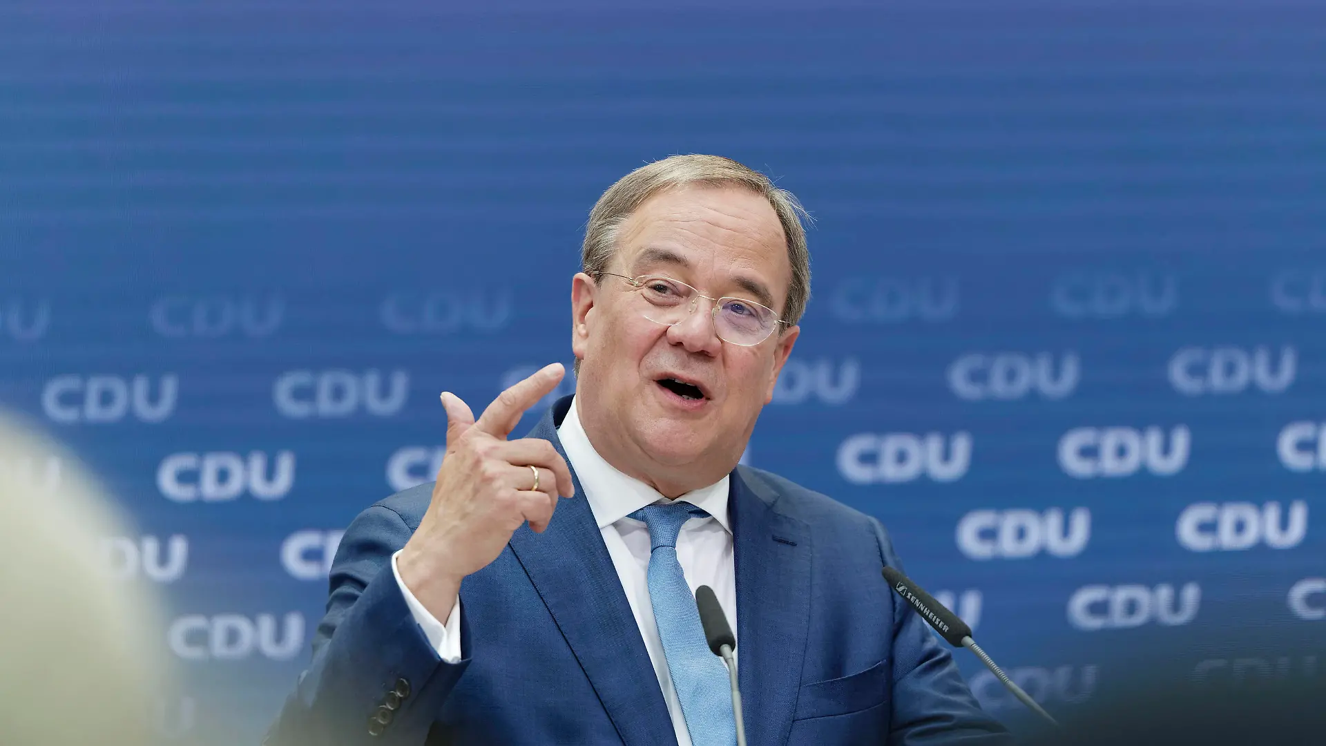 Armin Laschet stellt Sofortprgramm vor 2021-09-13 Deutschland, Berlin - Armin Laschet CDU, Parteivorsitzender, Kanzlerkandidat und Ministerpräsident von Nordrhein-Westfalen, stellt in der Berliner CDU-Zentrale das Sofortprogramm seiner Partei vor. *** Armin Laschet presents Sofortprgramm 2021 09 13 Germany, Berlin Armin Laschet CDU , party leader, candidate for chancellor and Minister President of North Rhine-Westphalia, presents the immediate program of his party at the CDU headquarters in Berlin