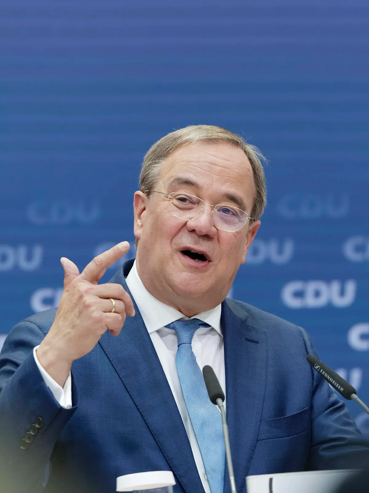  Armin Laschet stellt Sofortprgramm vor 2021-09-13 Deutschland, Berlin - Armin Laschet CDU, Parteivorsitzender, Kanzlerkandidat und Ministerpräsident von Nordrhein-Westfalen, stellt in der Berliner CDU-Zentrale das Sofortprogramm seiner Partei vor. *** Armin Laschet presents Sofortprgramm 2021 09 13 Germany, Berlin Armin Laschet CDU , party leader, candidate for chancellor and Minister President of North Rhine-Westphalia, presents the immediate program of his party at the CDU headquarters in Berlin