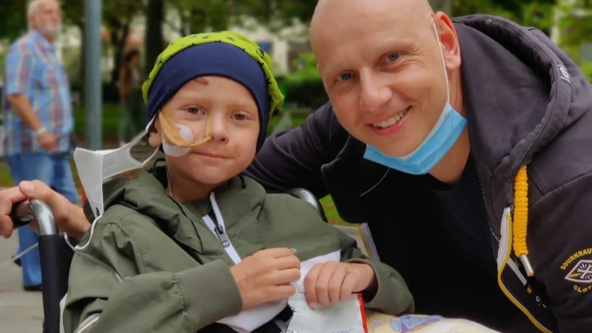 Finn und seinem Vater Henric ist das Lachen, trotz ihrer niederschmetternden Diagnosen, zum Glück nicht vergangen!